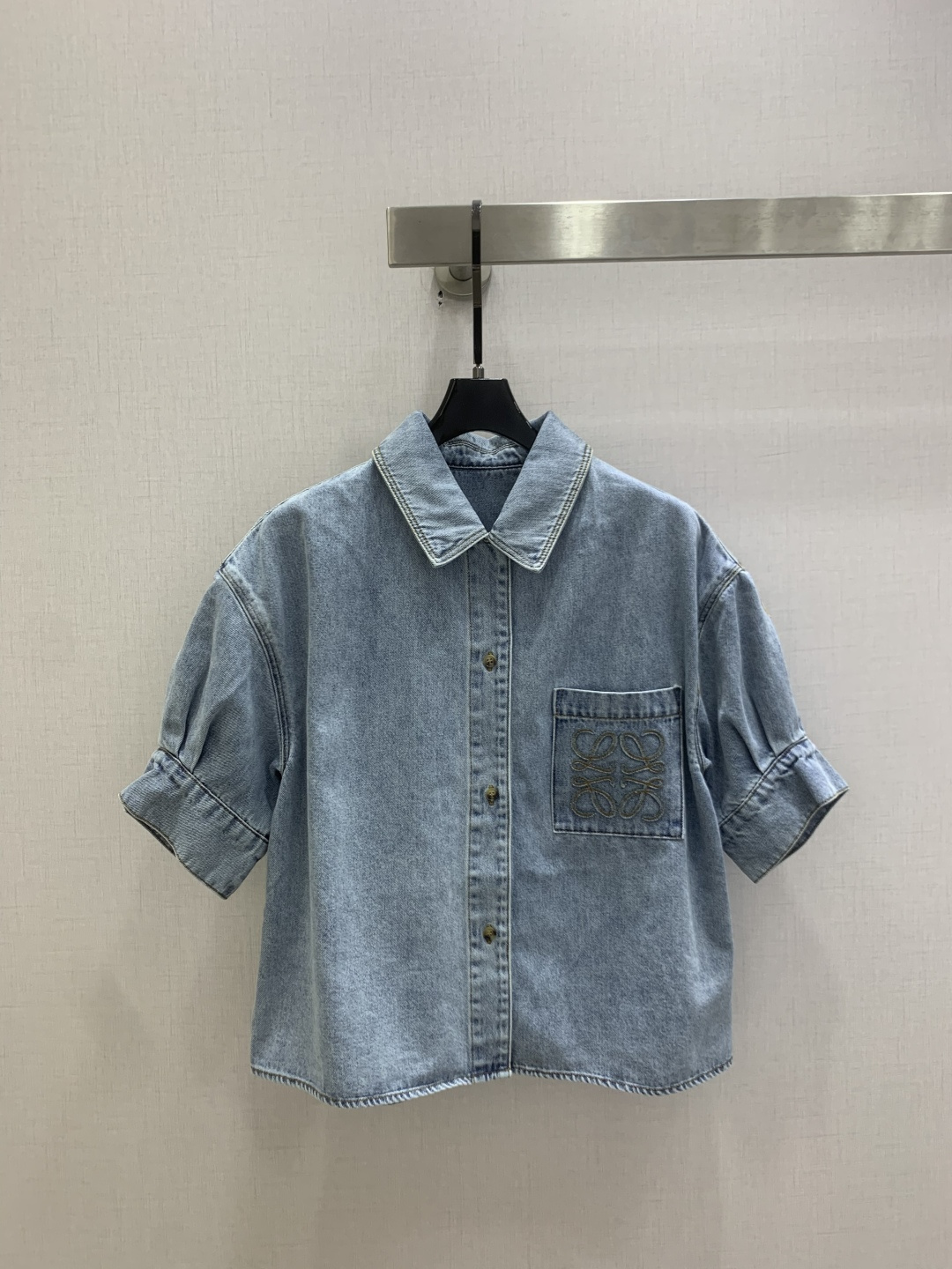 NO:830074,Highly recommended 26 spring and summer new embroidered pocket short denim shirt, nostalgic series, plain denim with distressed effect, good appearance, versatile and worry-free, just a very clean feeling, a must-have for everyone, really great!  Washed denim cotton that feels very comfortable. Distressed and fermented style. Two colors. SML code. High quality ABC, shirts.19860909强烈推荐 26春夏新款 刺绣口袋短款牛仔衬衫 怀旧感系列 做旧效果素颜牛仔 高颜值 百搭无烦恼 就是很干净的感觉 人手必备 真的很赞！ 手感很舒服的洗水牛仔棉 做旧酵洗造型 两个色 SML码 高品质ABC,,shirts,,Women's clothing
