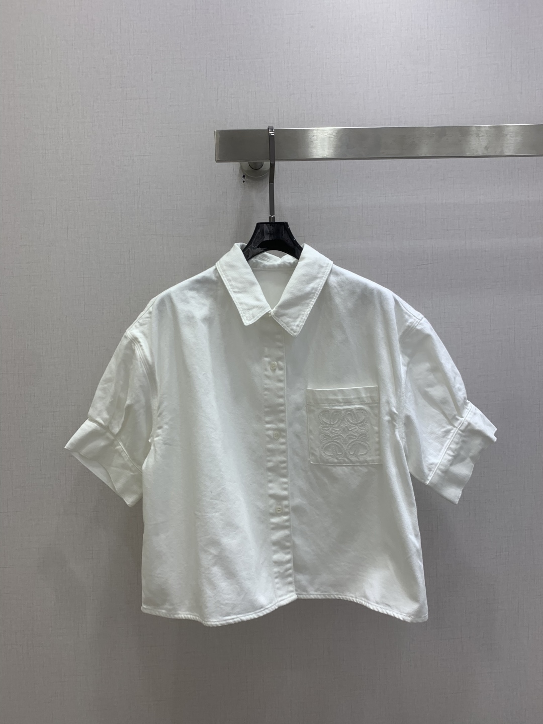 NO:830054,Highly recommended 26 spring and summer new embroidered pocket short denim shirt, nostalgic series, plain denim with distressed effect, good appearance, versatile and worry-free, just a very clean feeling, a must-have for everyone, really great!  Washed denim cotton that feels very comfortable. Distressed and fermented style. Two colors. SML code. High quality ABC, shirts.19860909强烈推荐 26春夏新款 刺绣口袋短款牛仔衬衫 怀旧感系列 做旧效果素颜牛仔 高颜值 百搭无烦恼 就是很干净的感觉 人手必备 真的很赞！ 手感很舒服的洗水牛仔棉 做旧酵洗造型 两个色 SML码 高品质ABC,,shirts,,Women's clothing