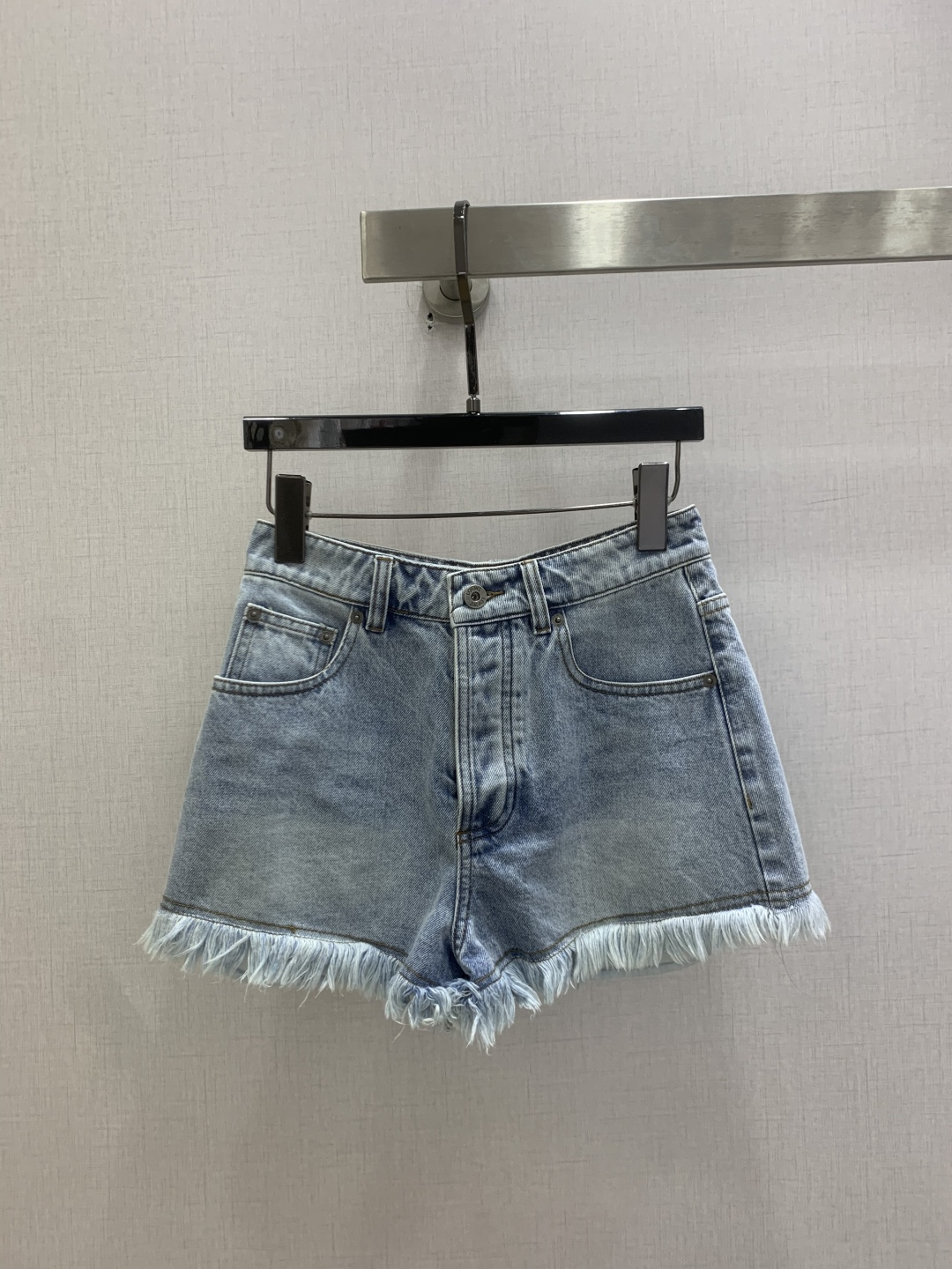 NO:830034,Highly recommended 26 spring and summer new style, raw edge denim shorts, nostalgic series, plain denim with distressed effect, good appearance, versatile and worry-free, just a very clean feeling, a must-have for everyone, really great!  Washed denim cotton that feels very comfortable, aged and fermented, one color, SML code, high quality ABC, shorts,19860909强烈推荐 26春夏新款 毛边牛仔短裤 怀旧感系列 做旧效果素颜牛仔 高颜值 百搭无烦恼 就是很干净的感觉 人手必备 真的很赞！ 手感很舒服的洗水牛仔棉 做旧酵洗造型 一个色 SML码 高品质ABC,,shorts,,Women's clothing