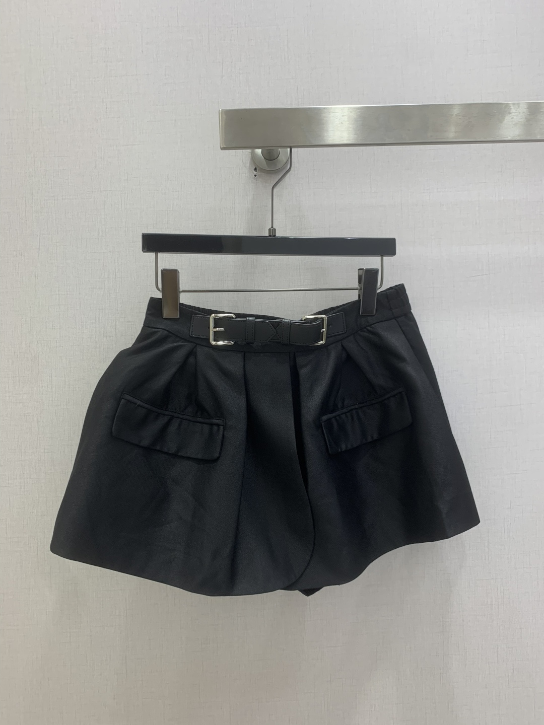 NO:829990,Highly recommended 26 spring and summer new satin belt shorts, full of luster, smooth and drapey texture. High waist + A-line wide leg design, slimming and modifying the leg shape, three-dimensional large pockets are super practical and very design. Paired with a brown belt, the layering is up. It can be easily controlled for commuting, dating and daily life. It is elegant and fashionable. It is a must-have item for both sophisticated and socialite style!  Two colors SMLXL code, high quality ABC,,shorts,19860909强烈推荐 26春夏新款 缎面腰带短裤,光泽感满满,质地顺滑有垂坠感.高腰+A字阔腿设计,显瘦又修饰腿型,立体大口袋超实用还很有设计感.搭配棕色腰带,层次感up,通勤、约会、日常都能轻松驾驭,优雅又时髦,是轻熟风&名媛风必备单品！两个色 SMLXL码 高品质ABC,,shorts,,Women's clothing
