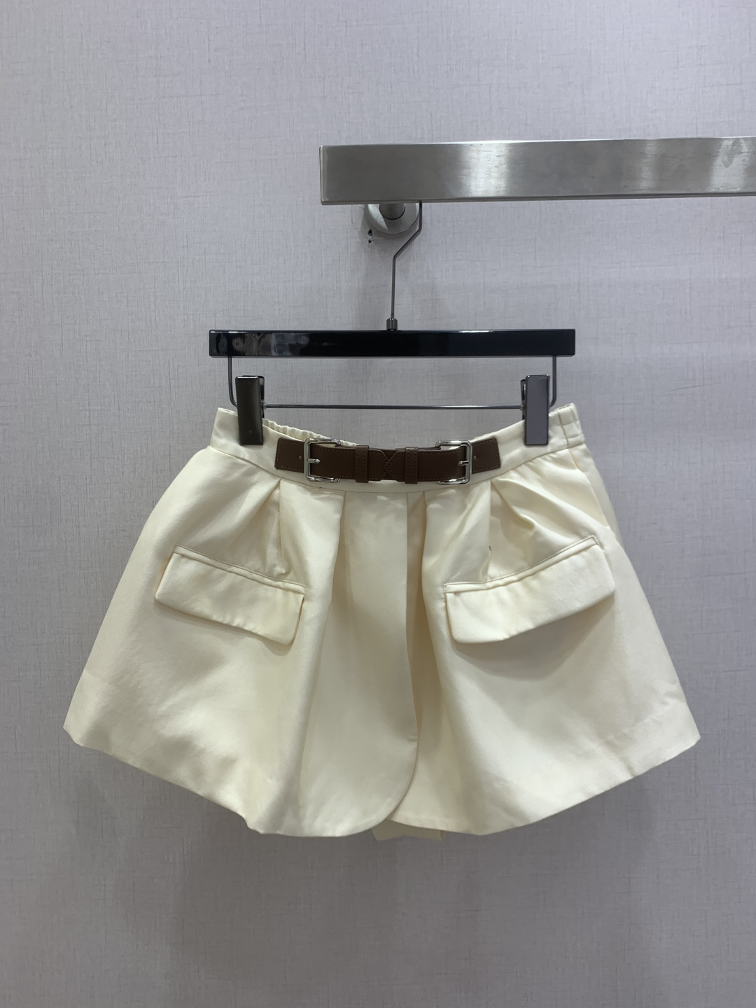 NO:829968,Highly recommended 26 spring and summer new satin belt shorts, full of luster, smooth and drapey texture. High waist + A-line wide leg design, slimming and modifying the leg shape, three-dimensional large pockets are super practical and very design. Paired with a brown belt, the layering is up. It can be easily controlled for commuting, dating and daily life. It is elegant and fashionable. It is a must-have item for both sophisticated and socialite style!  Two colors SMLXL code, high quality ABC,,shorts,19860909强烈推荐 26春夏新款 缎面腰带短裤,光泽感满满,质地顺滑有垂坠感.高腰+A字阔腿设计,显瘦又修饰腿型,立体大口袋超实用还很有设计感.搭配棕色腰带,层次感up,通勤、约会、日常都能轻松驾驭,优雅又时髦,是轻熟风&名媛风必备单品！两个色 SMLXL码 高品质ABC,,shorts,,Women's clothing