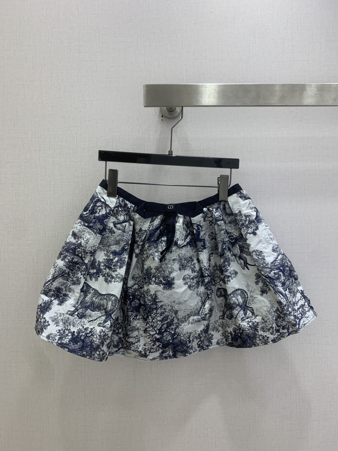 NO:829948,Highly recommended 26 spring and summer new style printed bow skirt, retro blue and white print, ink painting style super artistic A-line large hem design, slimming and flattering leg shape, light fabric and comfortable to wear, suitable for daily commuting or leisure!  Bow tie at the waist, paired with a simple top or sweater, you can easily get an elegant retro style. The skirt is moderate in length and easy to move. It is a must-have for spring and summer outings!  One color SMLXL code, high quality ABC,,skirts,19860909强烈推荐 26春夏新款 印花蝴蝶结半裙,复古蓝白印花,水墨画风超有艺术感A字大摆设计,显瘦又修饰腿型,轻薄面料穿着舒适,日常通勤或休闲都OK！腰部蝴蝶结,搭配简约上衣或针织衫,轻松get优雅复古风,裙长适中,活动方便,春夏出街必备！一个色 SMLXL码 高品质ABC,,skirts,,Women's clothing