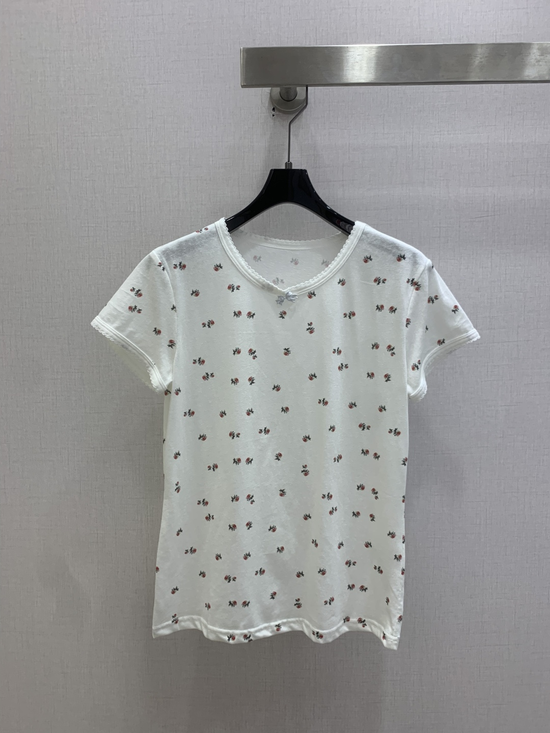 NO:829906,Highly recommended 26 spring and summer new floral V-neck bow short-sleeved T-shirt, made of soft cotton fabric, breathable and comfortable, perfect for summer!  Round neck + straight shoulder design, modified shoulder lines, slim and versatile body embellished with small florals, fresh and playful, can be easily controlled for daily commuting, dating, and leisure. Loose version, strong tolerance, looks great with jeans or skirts, easy to get a fresh summer style. Three colors SMLXL code, high quality ABC, skirts, jeans, T-shirt, tees, t-shirt,19860909强烈推荐 26春夏新款 碎花V领蝴蝶结短袖T恤,采用柔软棉质面料,透气又舒适,夏天穿超合适！圆领+正肩设计,修饰肩部线条,显瘦又百搭衣身点缀小碎花,清新又俏皮,日常通勤、约会、休闲都能轻松驾驭.宽松版型,包容性强,搭配牛仔裤或半身裙都很出彩,轻松get夏日小清新风格 三个色 SMLXL码 高品质ABC,,skirts,jeans,T-shirt,tees，t-shirt,,Women's clothing