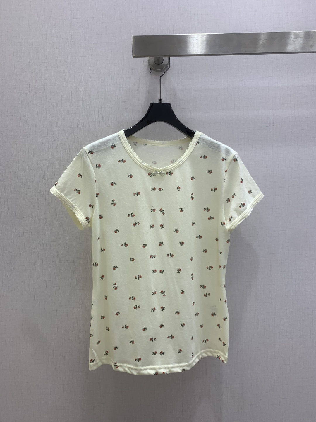 NO:829923,Highly recommended 26 spring and summer new floral V-neck bow short-sleeved T-shirt, made of soft cotton fabric, breathable and comfortable, perfect for summer!  Round neck + straight shoulder design, modified shoulder lines, slim and versatile body embellished with small florals, fresh and playful, can be easily controlled for daily commuting, dating, and leisure. Loose version, strong tolerance, looks great with jeans or skirts, easy to get a fresh summer style. Three colors SMLXL code, high quality ABC, skirts, jeans, T-shirt, tees, t-shirt,19860909强烈推荐 26春夏新款 碎花V领蝴蝶结短袖T恤,采用柔软棉质面料,透气又舒适,夏天穿超合适！圆领+正肩设计,修饰肩部线条,显瘦又百搭衣身点缀小碎花,清新又俏皮,日常通勤、约会、休闲都能轻松驾驭.宽松版型,包容性强,搭配牛仔裤或半身裙都很出彩,轻松get夏日小清新风格 三个色 SMLXL码 高品质ABC,,skirts,jeans,T-shirt,tees，t-shirt,,Women's clothing