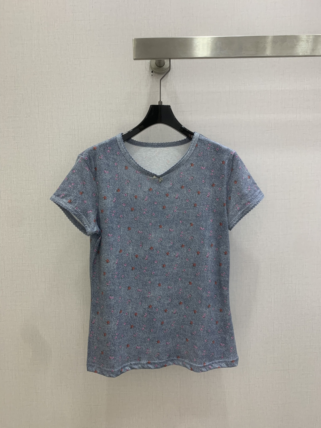 NO:829941,Highly recommended 26 spring and summer new floral V-neck bow short-sleeved T-shirt, made of soft cotton fabric, breathable and comfortable, perfect for summer!  Round neck + straight shoulder design, modified shoulder lines, slim and versatile body embellished with small florals, fresh and playful, can be easily controlled for daily commuting, dating, and leisure. Loose version, strong tolerance, looks great with jeans or skirts, easy to get a fresh summer style. Three colors SMLXL code, high quality ABC, skirts, jeans, T-shirt, tees, t-shirt,19860909强烈推荐 26春夏新款 碎花V领蝴蝶结短袖T恤,采用柔软棉质面料,透气又舒适,夏天穿超合适！圆领+正肩设计,修饰肩部线条,显瘦又百搭衣身点缀小碎花,清新又俏皮,日常通勤、约会、休闲都能轻松驾驭.宽松版型,包容性强,搭配牛仔裤或半身裙都很出彩,轻松get夏日小清新风格 三个色 SMLXL码 高品质ABC,,skirts,jeans,T-shirt,tees，t-shirt,,Women's clothing