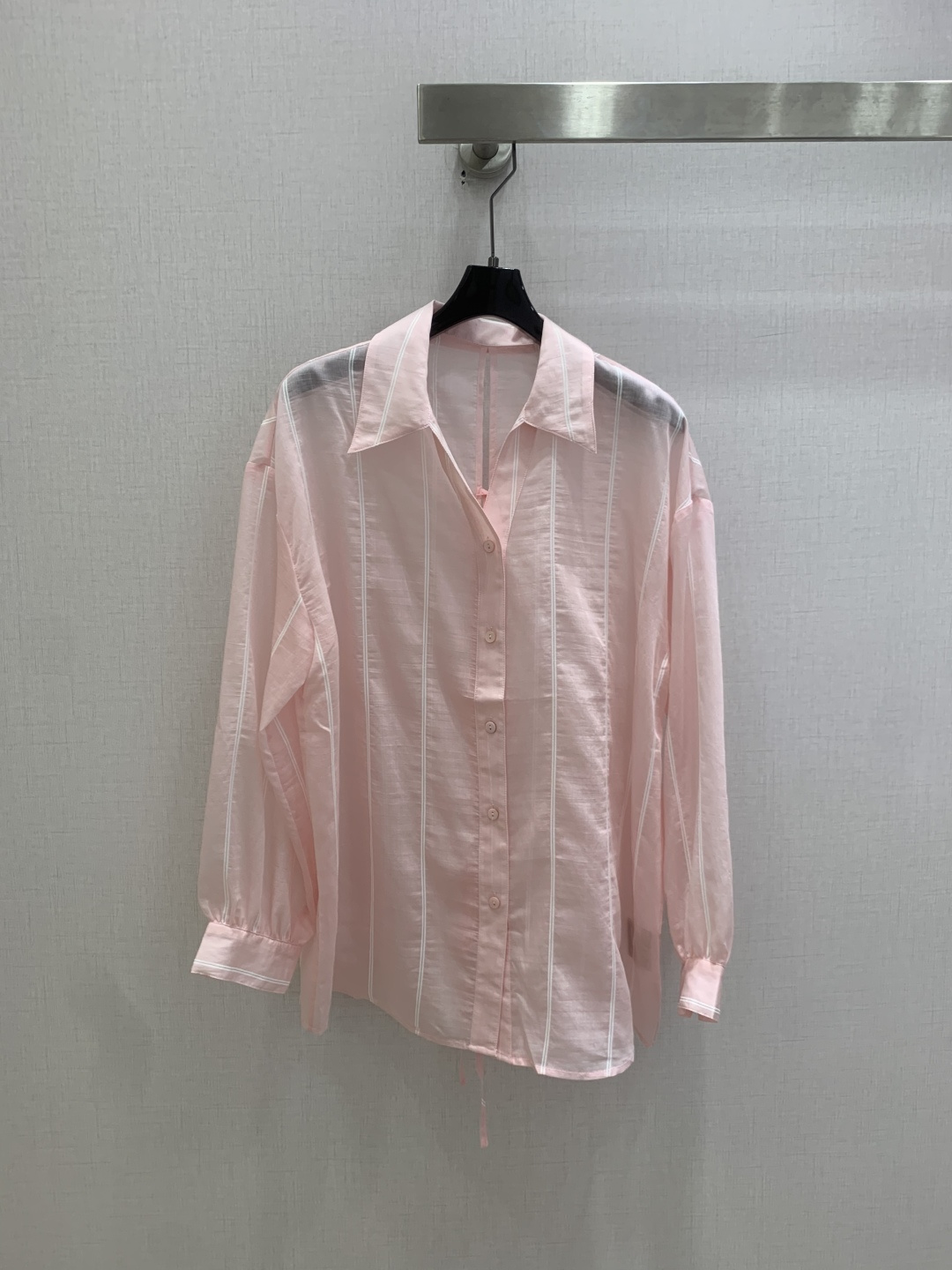 NO:831774,Highly recommended 26 spring and summer new Tencel striped lapel shirt, pink and white, wear the sea breeze on the body, Tencel blended fabric, light and swaying when the wind blows, paired with suspenders and shorts, it is a relaxed model of holiday style. The back tie design, unbuttoned to be a casual cardigan, tied to a neat shirt, can be worn in two clothes, suitable for all summer scenes. Two colors SML code, high quality ABC, shorts, shirts,19860909强烈推荐 26春夏新款 天丝条纹翻领衬衫 粉白两色,把海风穿在身上天丝混纺面料,风一吹就轻盈晃动,搭配吊带和短裤,是度假风的松弛范本.后背系带设计,解开是随性的开衫,系上是利落的小衫,一衣两穿,适配所有夏日场景.两个色 SML码 高品质ABC,,shorts,shirts,,Women's clothing