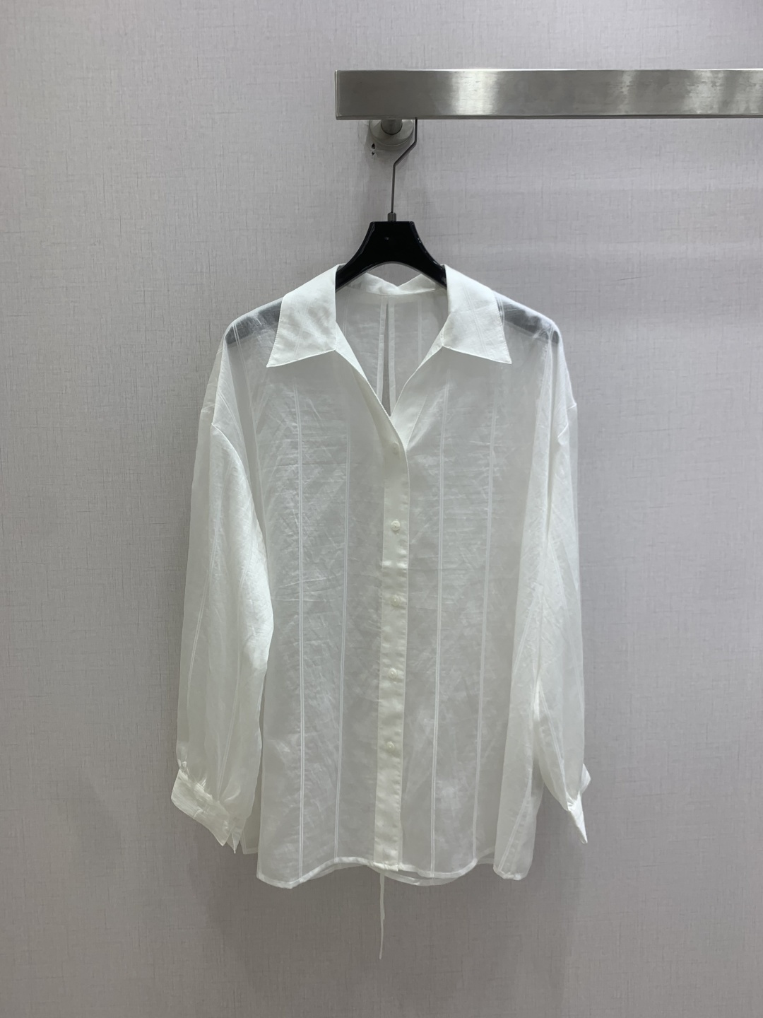 NO:831843,Highly recommended 26 spring and summer new Tencel striped lapel shirt, pink and white, wear the sea breeze on the body, Tencel blended fabric, light and swaying when the wind blows, paired with suspenders and shorts, it is a relaxed model of holiday style. The back tie design, unbuttoned to be a casual cardigan, tied to a neat shirt, can be worn in two clothes, suitable for all summer scenes. Two colors SML code, high quality ABC, shorts, shirts,19860909强烈推荐 26春夏新款 天丝条纹翻领衬衫 粉白两色,把海风穿在身上天丝混纺面料,风一吹就轻盈晃动,搭配吊带和短裤,是度假风的松弛范本.后背系带设计,解开是随性的开衫,系上是利落的小衫,一衣两穿,适配所有夏日场景.两个色 SML码 高品质ABC,,shorts,shirts,,Women's clothing