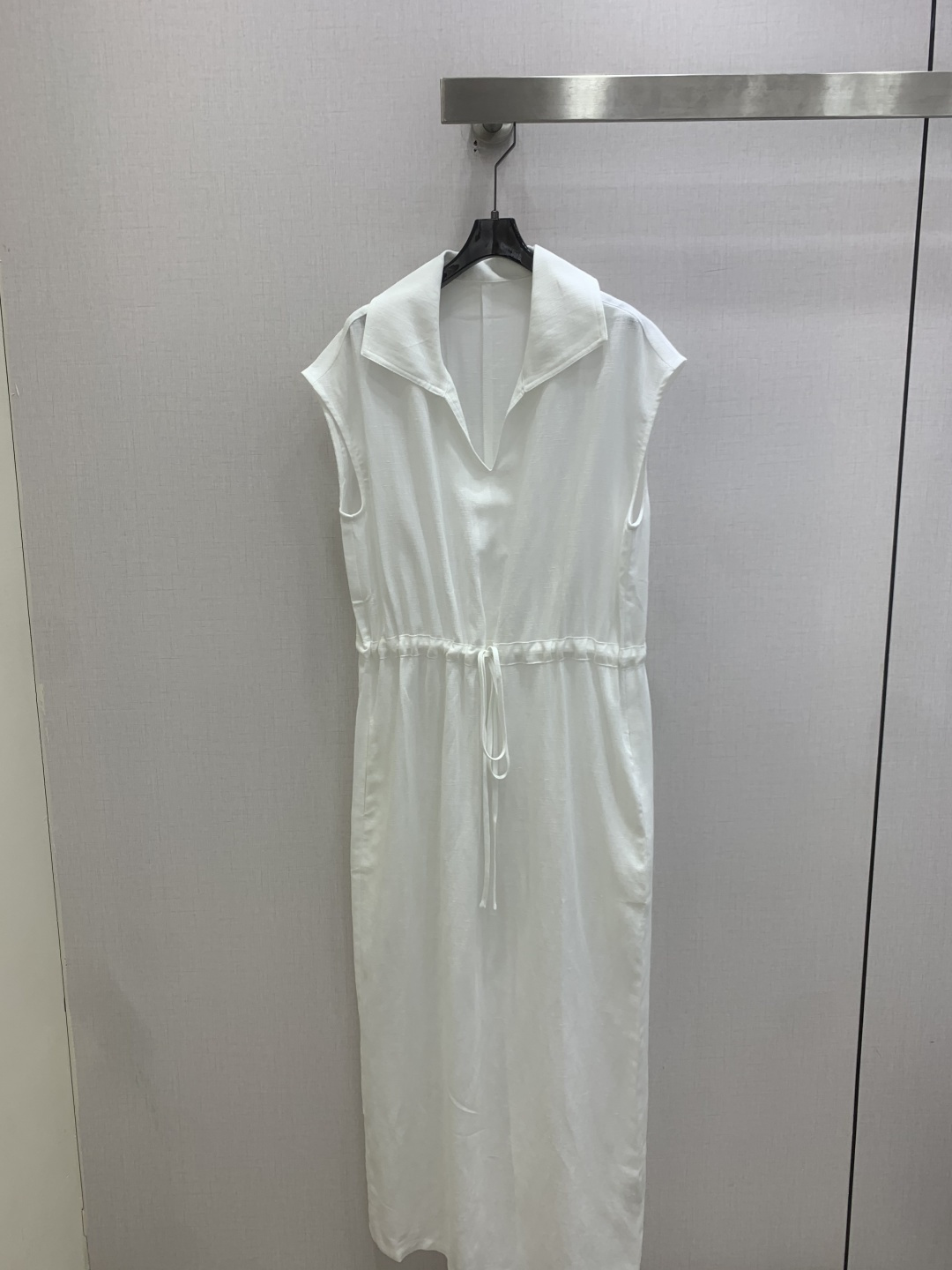 NO:831824,Highly recommended 26 spring and summer new style, sleeveless lapel waist dress, Tencel linen long skirt with a cool feeling, loose ceiling, elegant no matter how you wear it. The upper body has a 'cool feeling', it can stay fresh and dry even in hot weather, and it feels soft and waxy without scratching the skin. One color SML code, high quality ABC,,skirts,19860909强烈推荐 26春夏新款 无袖翻领收腰连衣裙 自带凉感的天丝亚麻长裙 松弛感天花板,怎么穿都显贵 上身自带“凉感”,即使高温天气也能保持清爽干爽,触感软糯不扎肤.一个色 SML码 高品质ABC,,skirts,,Women's clothing
