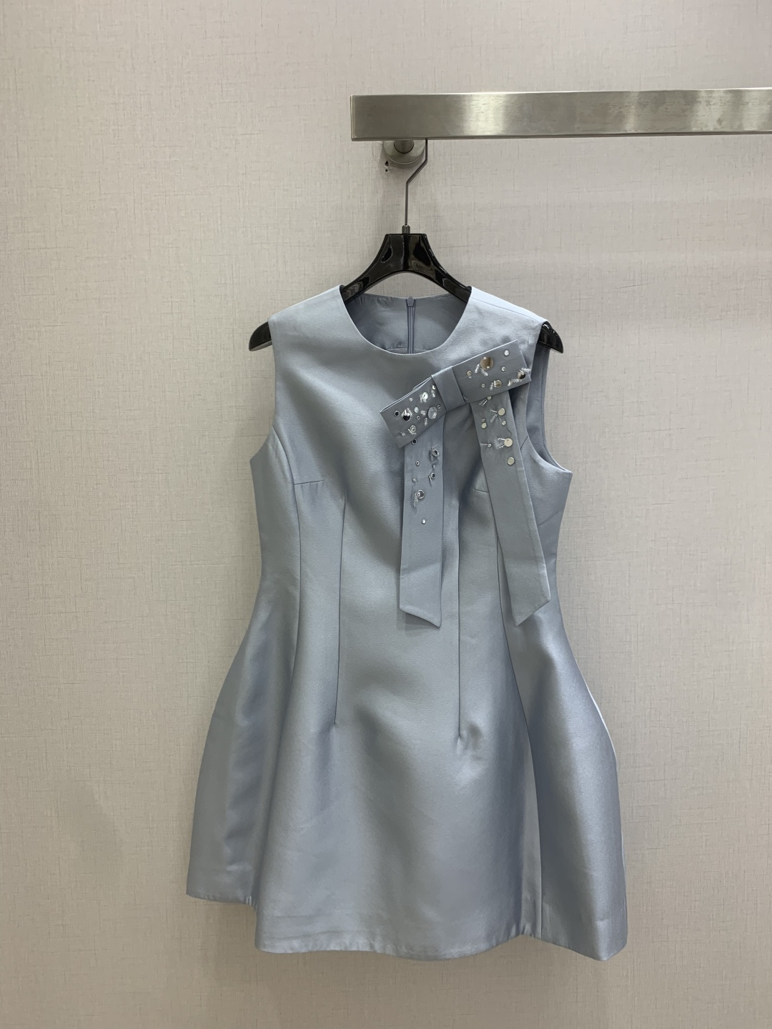 NO:831927,Highly recommended 26 spring and summer new beaded bow sleeveless dress, light blue satin with shimmer, super high-end sleeveless texture + A-line waist design, slimming and taller, detachable bow + beaded sequins on the shoulders, perfect sense of sophistication!  The skirt is of moderate length and can be easily worn on dates, commuting and parties. It is elegant and practical. It is a must-have temperament item in spring and summer. Three colors, SMLXL code, high quality ABC,,skirts,19860909强烈推荐 26春夏新款 钉珠蝴蝶结无袖连衣裙,浅蓝缎面自带微光,质感超高级无袖+A字收腰设计,显瘦又显高,肩部可拆卸蝴蝶结+钉珠亮片,精致感满分！裙长适中,约会、通勤、派对都能轻松驾驭,优雅又实用,是春夏必入的气质单品 三个色 SMLXL码 高品质ABC,,skirts,,Women's clothing