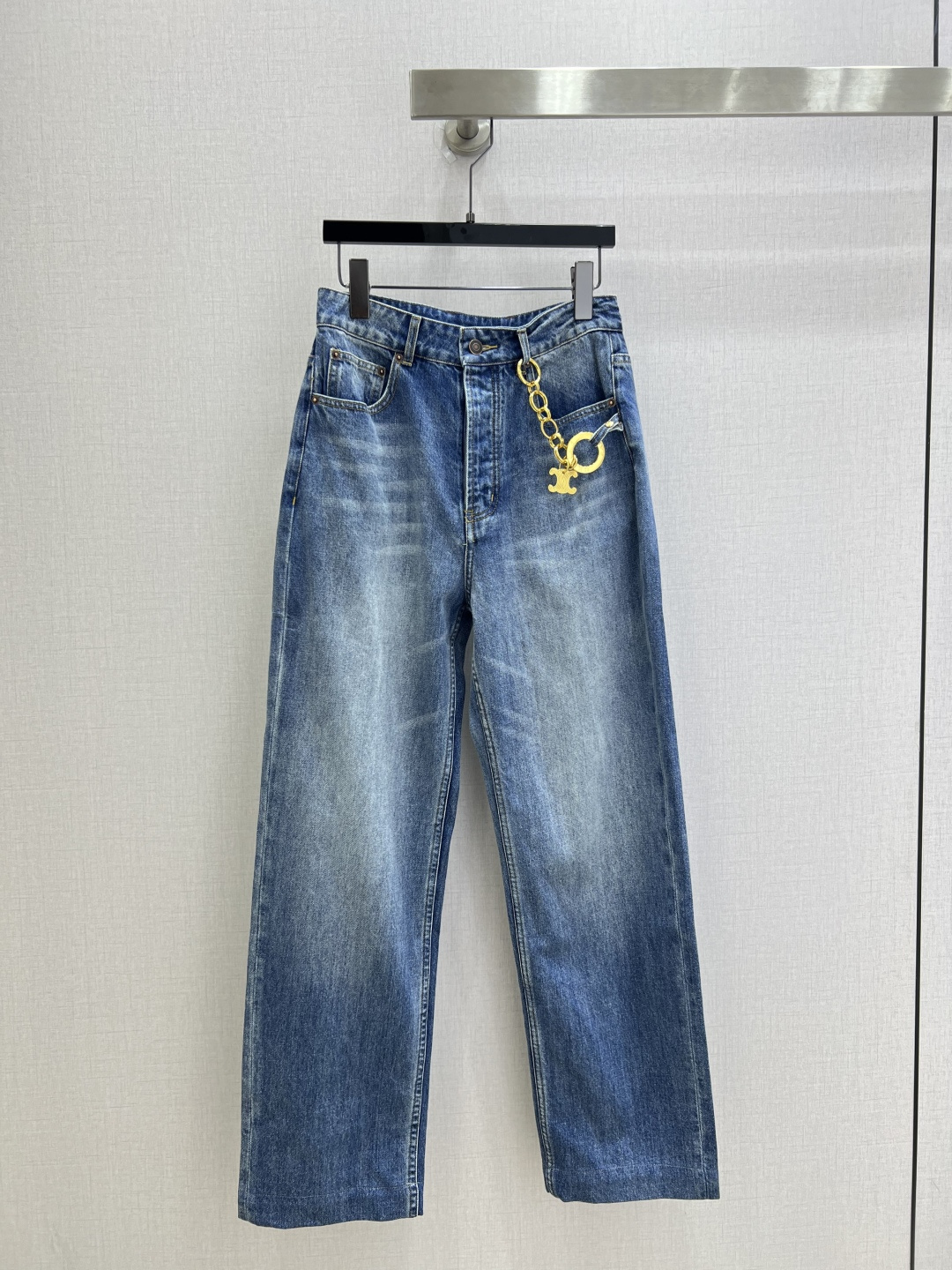 NO:831792,Highly recommended 26 spring and summer new style denim trousers with hardware chain. The whole piece is three-dimensional. It is all-round and refined to look like a celebrity. The upper body is super covered and the body is slimming. The proportion of the legs is super stretched. It is a great item to match. It is simple. It can be worn with a refreshing and fashionable sense of high-end. It is elegant and fashionable in daily life. It is versatile. The color is very beautiful. The fabric is high-end and textured. A must-have for dates and shopping. One color, SMLXL code, high quality ABC,,19860909强烈推荐 26春夏新款 五金链条牛仔长裤 整件立体剪裁 全方位精致做明星穿搭 上身超级遮肉显瘦 超拉腿部比例 巨好搭配的单品 简简单单 穿出清爽时髦的高级感 日常优雅又时髦巨百搭 颜色很好看 面料高级又有质感 约会逛街必备 一个色 SMLXL码 高品质ABC,,,Women's clothing