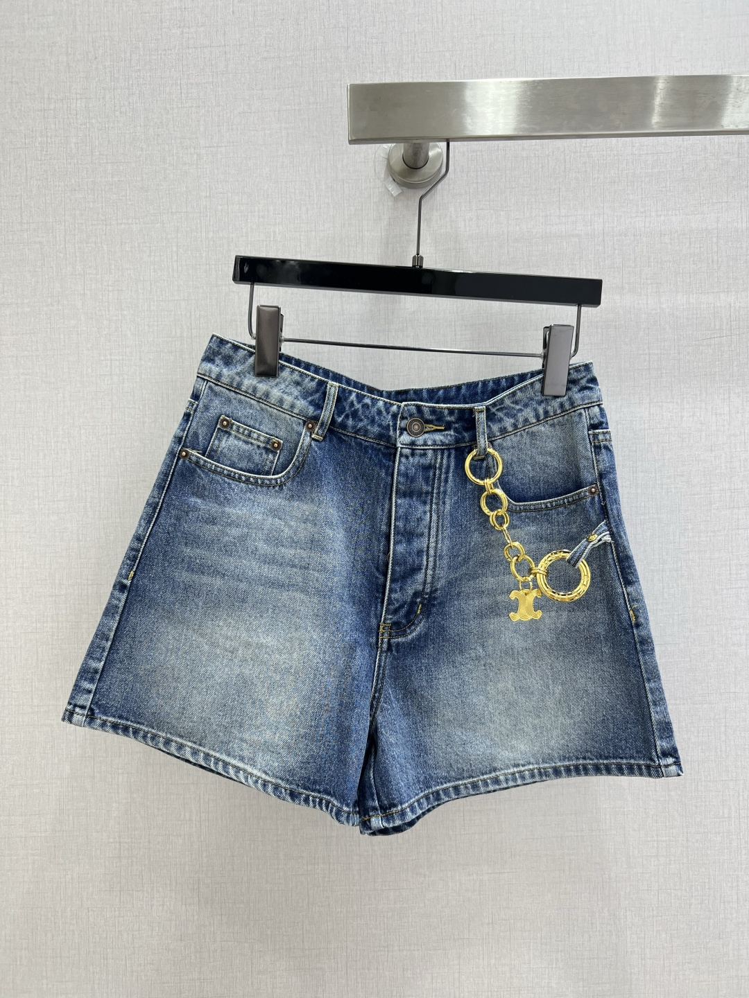 NO:831808,Highly recommended for the 26 spring and summer new style. Hardware chain denim shorts. The whole piece is three-dimensional. It is all-around exquisite and can be worn by celebrities. The upper body is super covered and the legs are slim. It is a great item to match. It is simple. It can be worn with a refreshing and fashionable sense of high-end. It is elegant and fashionable in daily life. It is versatile. The color is very beautiful. The fabric is high-end and textured. A must-have for dates and shopping. One color SMLXL code. High-quality ABC,,shorts,19860909强烈推荐 26春夏新款 五金链条牛仔短裤 整件立体剪裁 全方位精致做明星穿搭 上身超级遮肉显瘦 超拉腿部比例 巨好搭配的单品 简简单单 穿出清爽时髦的高级感 日常优雅又时髦巨百搭 颜色很好看 面料高级又有质感 约会逛街必备 一个色 SMLXL码 高品质ABC,,shorts,,Women's clothing