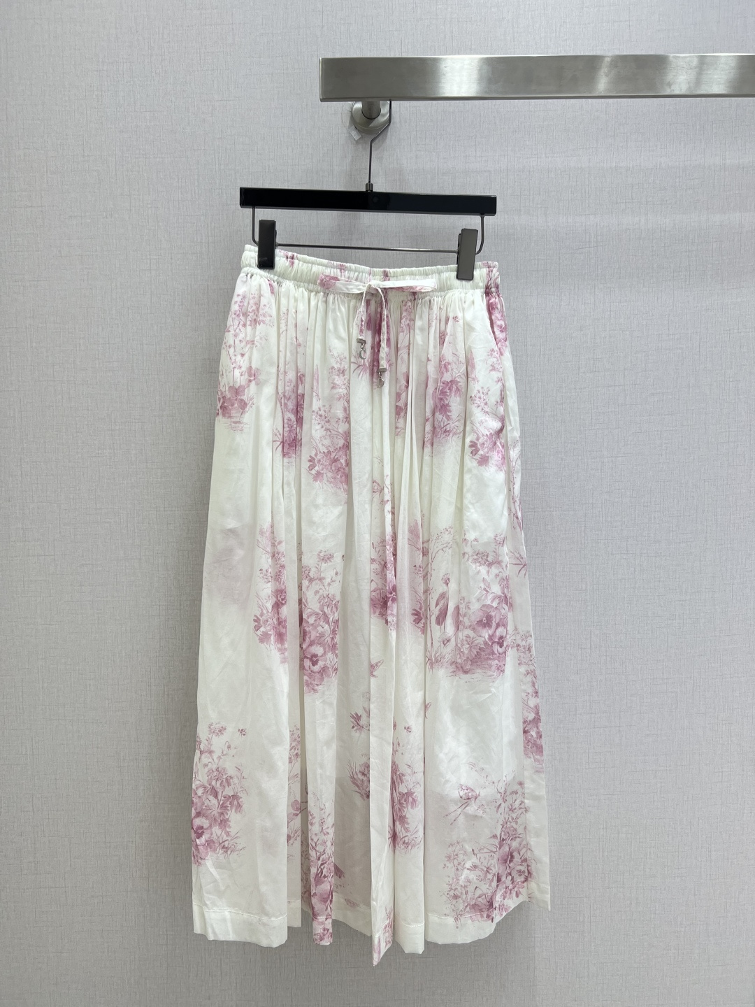 NO:831856,Highly recommended 26 spring and summer new style, flower and bird print drawstring long skirt, YB fabric, off-white background + smoky pink sfumato print, gentle and versatile. The elastic waist + drawstring design is not flattering on the figure, and the large drape skirt hides the flesh and makes you look slimmer. Wear it with a shirt to create a full atmosphere!  One color SMLXL code High quality ABC,,skirts,shirts,19860909强烈推荐 26春夏新款 花鸟印花抽绳长半裙 YB面料 米白底色+烟粉色晕染印花,温柔又百搭.松紧腰+抽绳设计不挑身材,垂坠感大裙摆藏肉显瘦,和衬衫成套穿氛围感拉满！一个色 SMLXL码 高品质ABC,,skirts,shirts,,Women's clothing