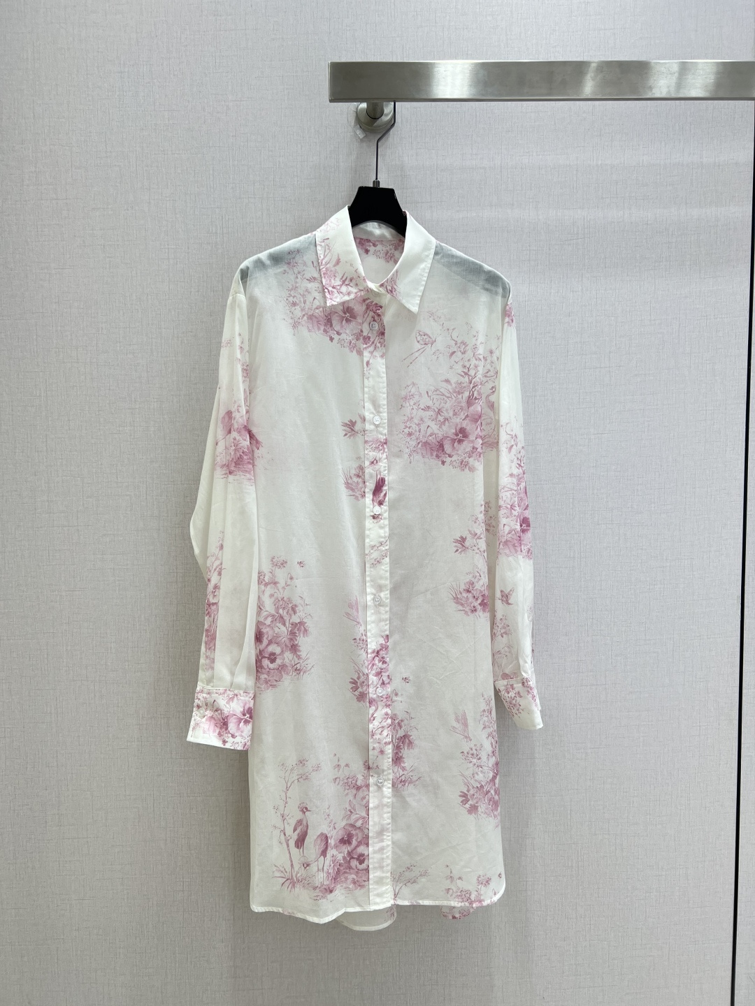 NO:831844,Highly recommended 26 spring and summer new flower and bird print long shirt, off-white background + smoky pink sfumato print, gentle and romantic. Slightly transparent cotton fabric is breathable and comfortable, the loose fit can be worn alone or stacked, and it will directly fill the spring atmosphere!  One color SMLXL code high quality ABC, shirts,19860909强烈推荐 26春夏新款 花鸟印花长款衬衫 米白底色+烟粉色晕染印花,温柔又浪漫.微透棉感面料透气舒适,宽松版型可单穿可叠穿,春日氛围感直接拉满！一个色 SMLXL码 高品质ABC,,shirts,,Women's clothing