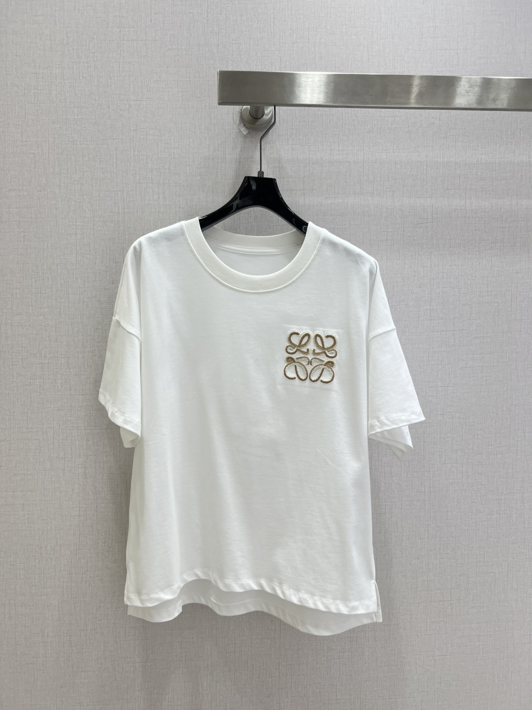 NO:831868,Highly recommended 26 spring and summer new embroidered short-sleeved T-shirt. Anagram two-color embroidery on the chest, exquisite and unobtrusive, the texture can be seen at a glance. High-weight pure cotton fabric, crisp and stylish, not soft, loose version is friendly to all body types. Two colors SML code, high quality ABC, T-shirt, tees, t-shirt,19860909强烈推荐 26春夏新款 刺绣短袖T恤 胸前Anagram双色刺绣,精致又不张扬,一眼就能看出质感.高克重纯棉面料,挺括有型不软塌,宽松版型对所有身材都友好.两个色 SML码 高品质ABC,,T-shirt,tees，t-shirt,,Women's clothing