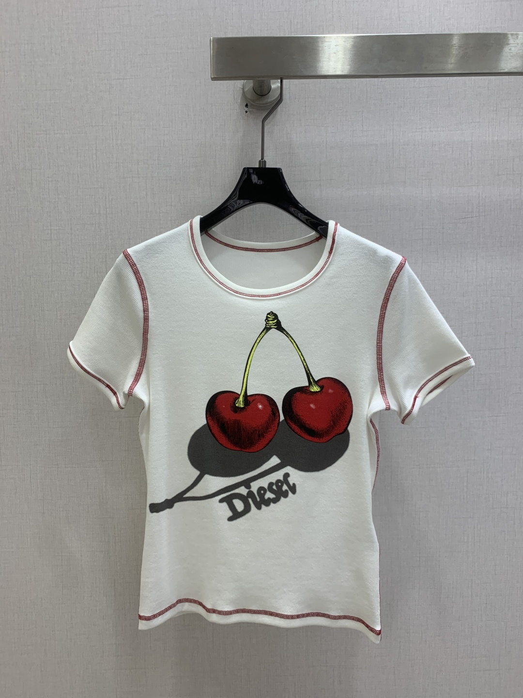 NO:831979,Highly recommended for spring and summer 26, cherry print contrasting short-sleeved T-shirt, pure cotton elastic fabric, comfortable to the skin. Red cherry + brand logo on the front, contrasting topstitch design, perfect retro American sweet and cool style. Slim shoulder version, prominent shoulder and neck lines, paired with high-waist pants or short skirts, easy to create a street hot girl style. One color SMLXL code, high quality ABC, skirts, T-shirt, tees, t-shirt,19860909强烈推荐 26春夏新款 樱桃印花撞色短袖T恤,纯棉弹力面料,贴肤舒适.正面红色樱桃+品牌徽标,撞色明线设计,复古美式甜酷风满分.修身正肩版型,显肩颈线条,搭配高腰裤或短裙,轻松打造街头辣妹风 一个色 SMLXL码 高品质ABC,,skirts,T-shirt,tees，t-shirt,,Women's clothing