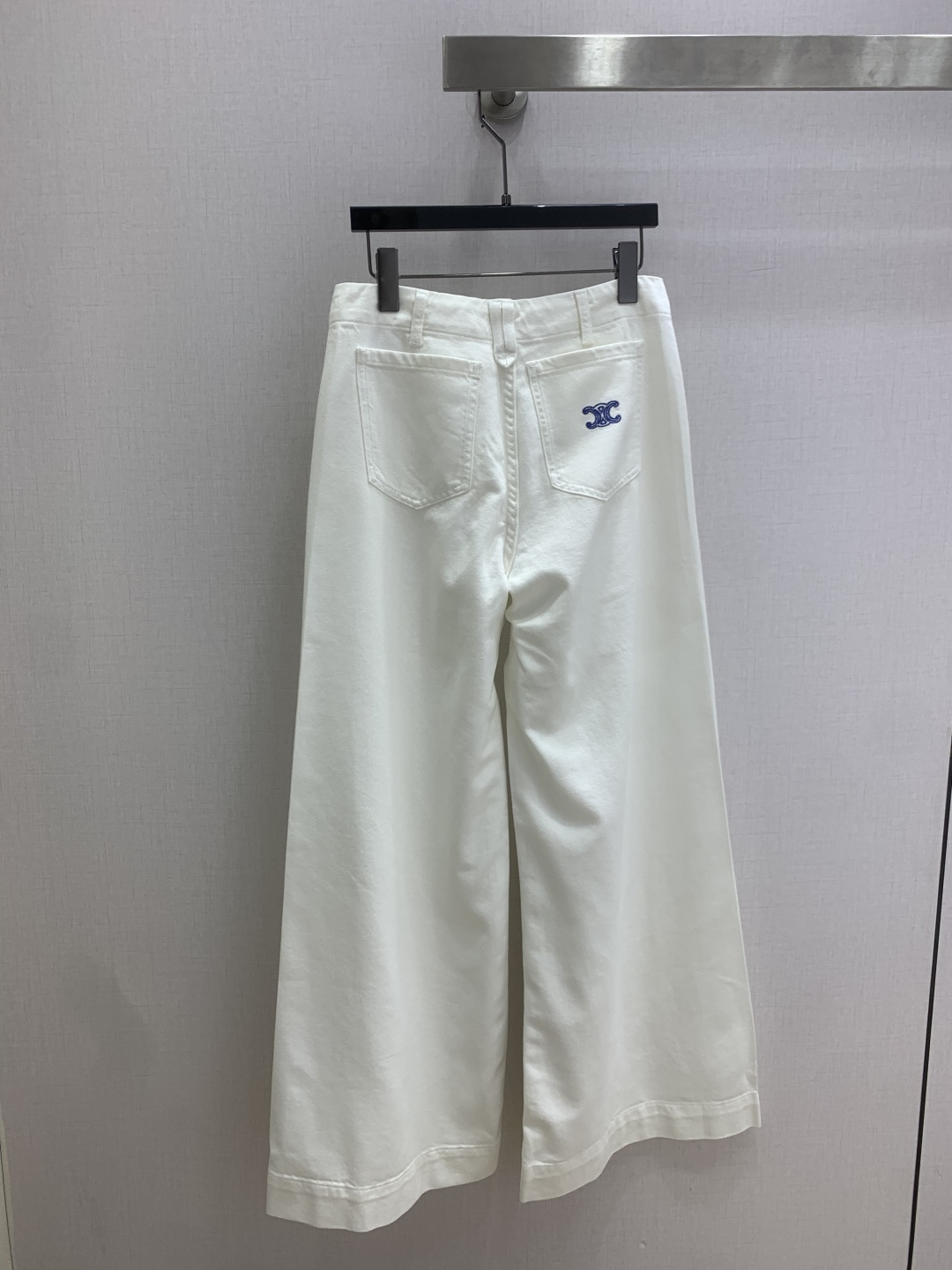 NO:831925,Highly recommended 26 spring and summer new style blue label Arc de Triomphe embroidered wide-leg flared denim trousers, soft and thin drapey fabric for summer!  Comfortable, breathable and not stuffy!  Wide-legged and flared version, no matter your figure!  All-over white fabric base, blue label embroidered Arc de Triomphe decoration on the back pocket, a little blue embellishment in the white cow, good-looking, so fresh, so high-end, one color, 2627282930 code, high quality ABC,,19860909强烈推荐 26春夏新款 蓝标凯旋门刺绣阔腿喇叭牛仔长裤 夏季柔软薄款垂感面料！舒服透气不闷热！阔腿喇叭版型 不挑身材！通体白色面料底布,后口袋蓝标刺绣凯旋门装饰,白牛里的一点点蓝色点缀,好好看,好清新,好高级 一个色 2627282930码 高品质ABC,,,Women's clothing