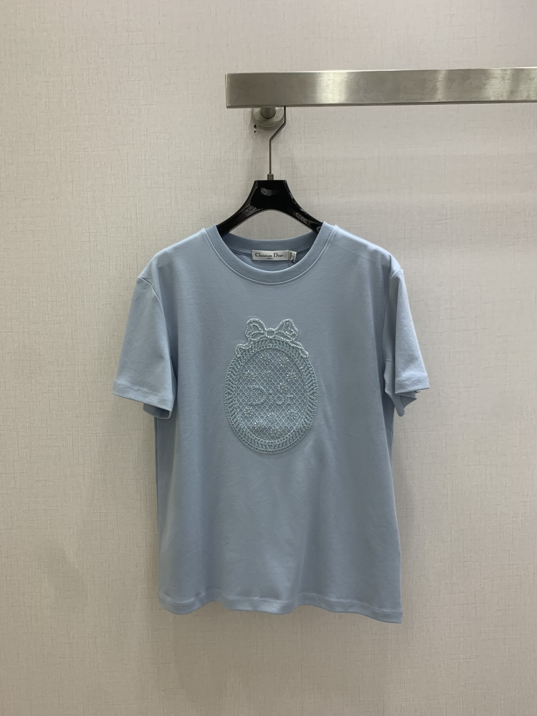 NO:831970,Highly recommended 26 spring and summer new emblem embroidered short-sleeved T-shirt, high-end fabrics, versatile version, the touch of the upper body will be comfortable for everyone who wears it!  The classic colors are elegant and high-end, a must-have for daily wear!  Two colors SML code high quality ABC,,T-shirt,tees,t-shirt,19860909强烈推荐 26春夏新款 徽章刺绣短袖T恤,高订面料,百搭版型,上身的触感谁穿谁知道的舒服！ 经典颜色都是气质又高级,日常穿搭必备！两个色 SML码 高品质ABC,,T-shirt,tees，t-shirt,,Women's clothing