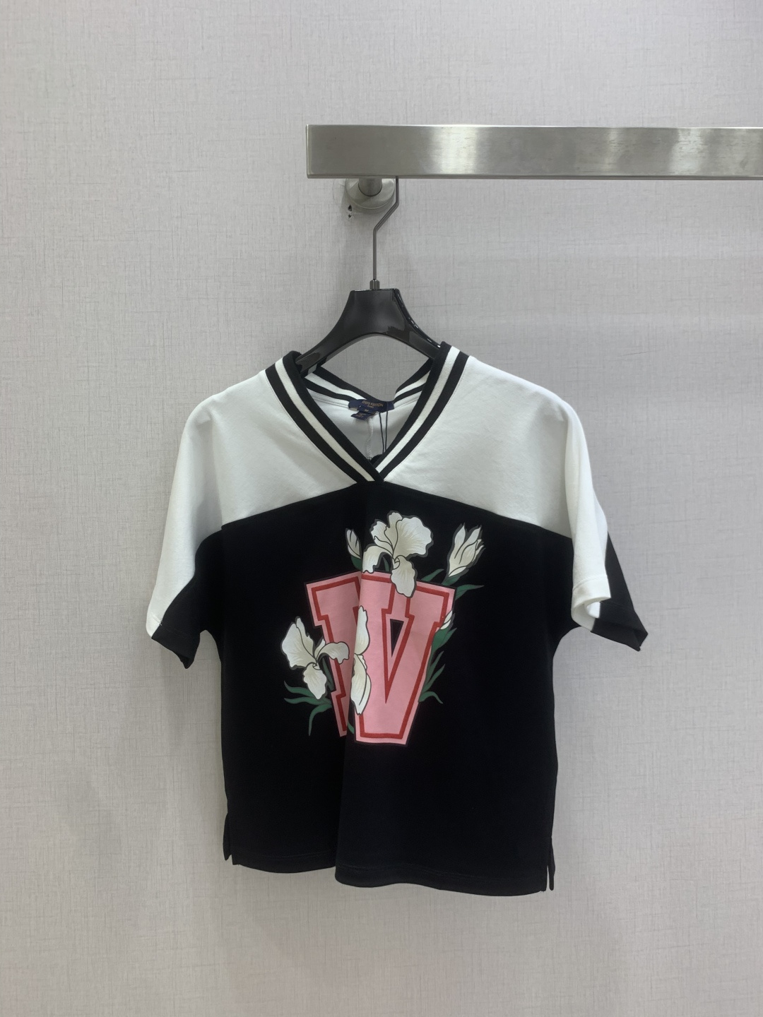 NO:831952,Highly recommended 26 spring and summer new color block printed letter short-sleeved T-shirt, high-end fabrics, versatile version, the touch of the upper body is comfortable for everyone who wears it!  The classic colors are elegant and high-end, a must-have for daily wear!  Two colors SML code high quality ABC,,T-shirt,tees,t-shirt,19860909强烈推荐 26春夏新款 拼色印花字母短袖T恤,高订面料,百搭版型,上身的触感谁穿谁知道的舒服！ 经典颜色都是气质又高级,日常穿搭必备！两个色 SML码 高品质ABC,,T-shirt,tees，t-shirt,,Women's clothing