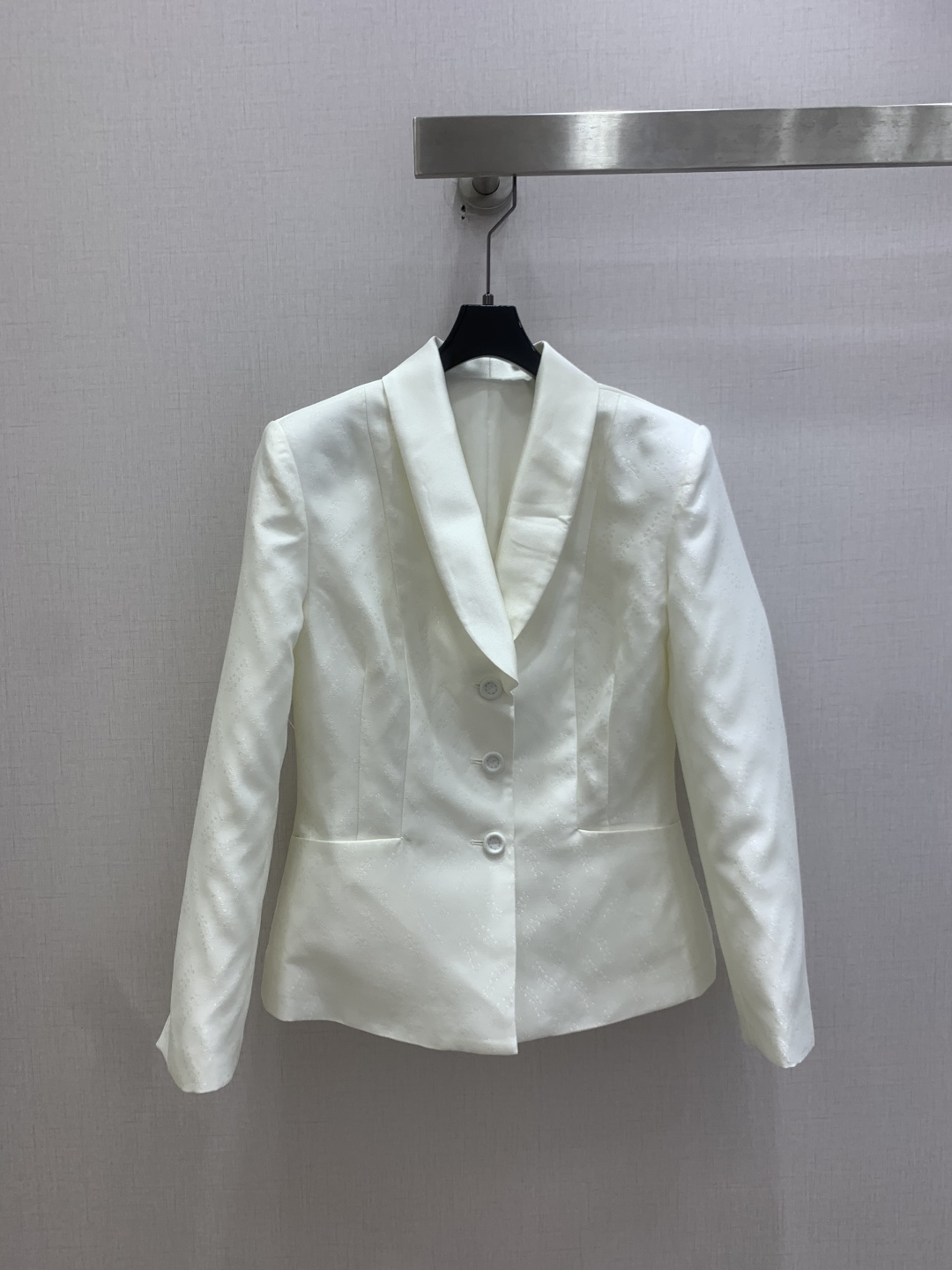 NO:831896,Highly recommended 26 spring and summer new Chinese style lapel suit jacket, made of acetate satin, silky to touch, perfect drape, super comfortable to wear in summer!  Dark pattern jacquard design, low-key and oriental aesthetic charm, can be easily used for commuting, dating, and parties. Paired with a white shirt for a cool workplace style, it is practical and fashionable in two colors. SMLXL code. High-quality ABC,, jackets & coats, shirts, business suits,19860909强烈推荐 26春夏新款 新中式翻领西装外套,采用醋酸缎面,触感丝滑,垂坠感满分,夏天穿超舒服！暗纹提花设计,低调又有东方美学韵味通勤、约会、聚会都能轻松驾驭.搭配白衬衫清冷职场风,实用又时髦两个色 SMLXL码 高品质ABC,,jackets & coats,shirts,business suit,,Women's clothing
