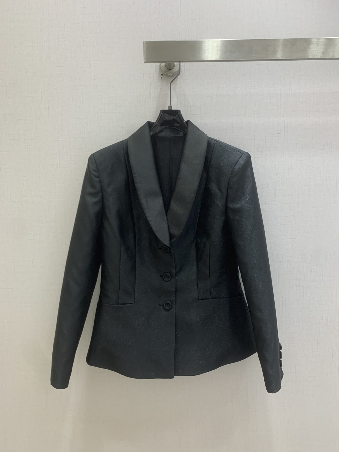 NO:831907,Highly recommended 26 spring and summer new Chinese style lapel suit jacket, made of acetate satin, silky to touch, perfect drape, super comfortable to wear in summer!  Dark pattern jacquard design, low-key and oriental aesthetic charm, can be easily used for commuting, dating, and parties. Paired with a white shirt for a cool workplace style, it is practical and fashionable in two colors. SMLXL code. High-quality ABC,, jackets & coats, shirts, business suits,19860909强烈推荐 26春夏新款 新中式翻领西装外套,采用醋酸缎面,触感丝滑,垂坠感满分,夏天穿超舒服！暗纹提花设计,低调又有东方美学韵味通勤、约会、聚会都能轻松驾驭.搭配白衬衫清冷职场风,实用又时髦两个色 SMLXL码 高品质ABC,,jackets & coats,shirts,business suit,,Women's clothing