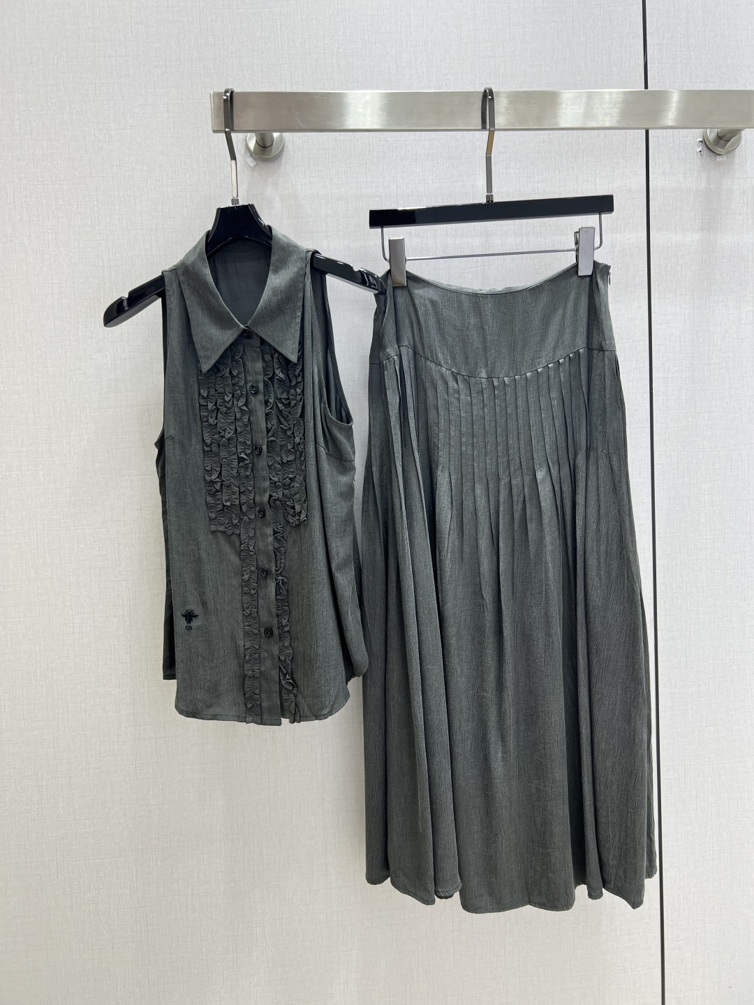 NO:899436,Highly recommended 26 spring and summer new cupro silk long skirt suit. Adorable style, full of small details, which is a plus. Exquisite workmanship, age-reducing fashion, good hold style, won the hearts of fairies, soft and textured, classic, one color, SML code, high quality,,skirts,19860909强烈推荐 26春夏新款 铜氨丝长半裙套装 可A可乖的风格,满满小细节太加分了.做工精致 减龄时尚 好HOLD住造型 深得仙女心 柔软有质感 经典之作 一个色 SML码 高品质,,skirts,,Women's clothing