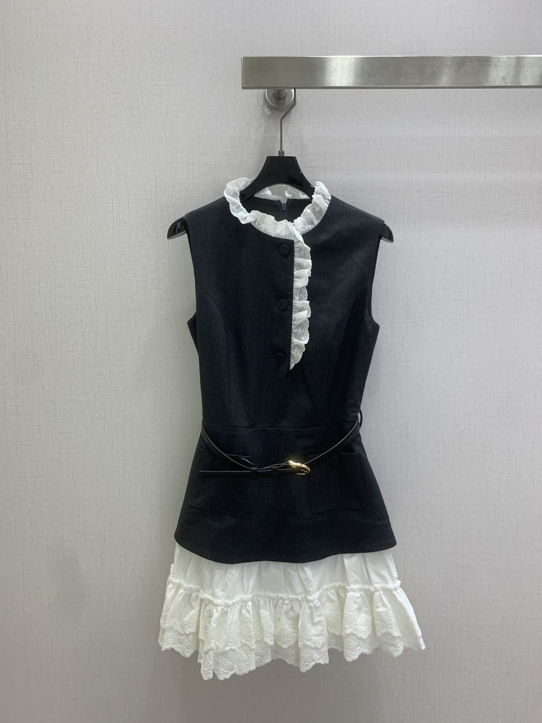 NO:899597,Highly recommended 26 spring and summer new lace sleeveless belt dress, gray suit fabric + white lace splicing, fake two-piece design is super layered!  Sleeveless stand-up collar + wooden ear hem, elegant and playful, thin black belt to slim down the waist, and lace skirt at the skirt that is smart and elegant, giving it a sense of atmosphere when walking. The fabric is stiff and anti-wrinkle, making it easy to handle commuting, dating, and formal occasions. It is capable and gentle, and has perfect temperament!  One color SML code high quality,,skirts,business suit,19860909强烈推荐 26春夏新款 拼花边无袖腰带连衣裙,灰色西装面料+白色蕾丝拼接,假两件设计超有层次感！无袖立领+木耳边,优雅又俏皮,黑色细腰带收腰显瘦,裙摆蕾丝花边灵动飘逸,走路自带氛围感.面料挺括抗皱,通勤、约会、正式场合都能轻松驾驭,干练又温柔,气质满分！一个色 SML码 高品质,,skirts,business suit,,Women's clothing