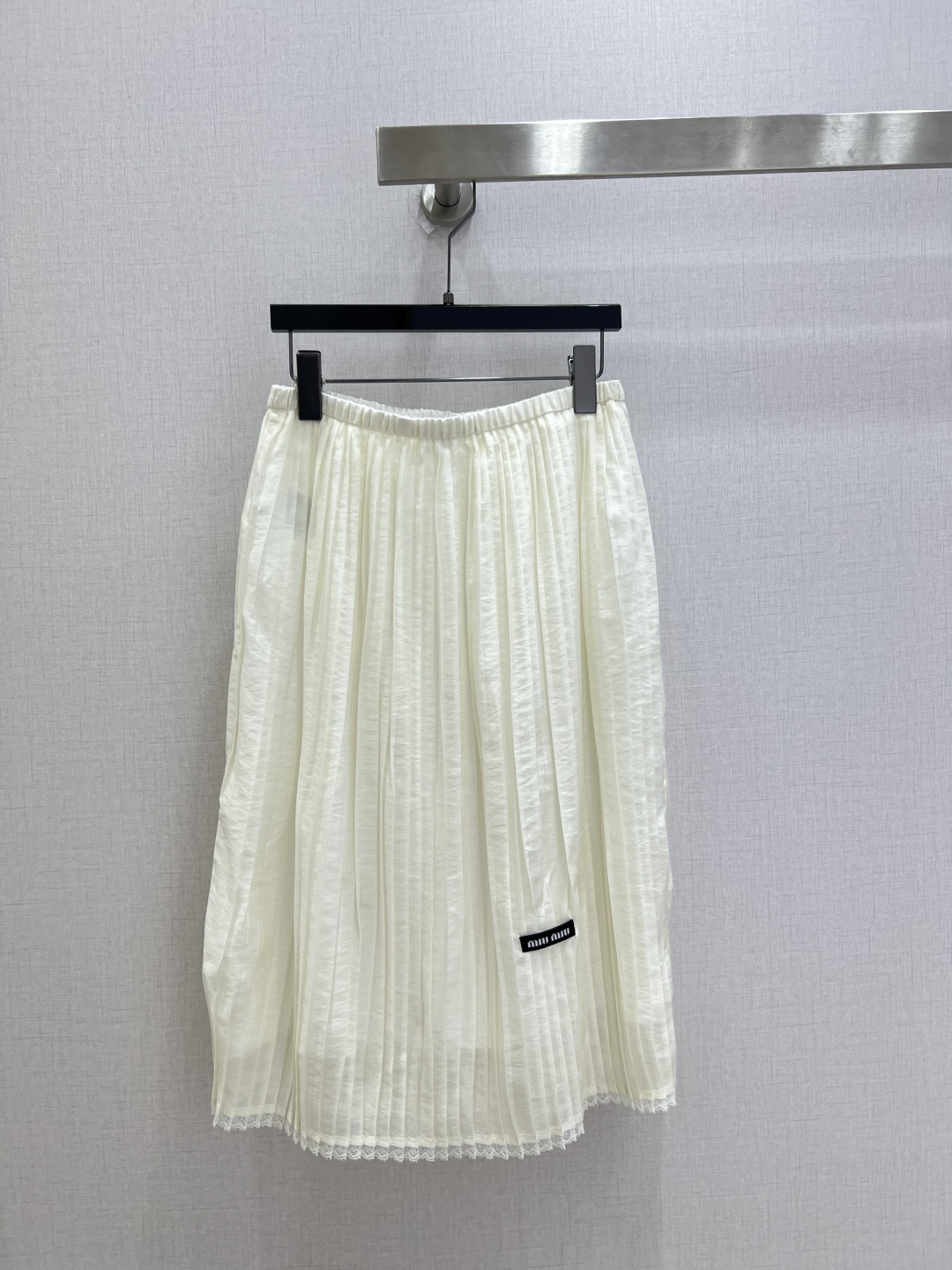 NO:902168,Highly recommended 26 spring and summer new style pleated skirt with letter logo, full of texture, elegant design, OK for daily OL, a fashionable pleated skirt with unique charm, two colors SML code, high quality,,skirts,19860909强烈推荐 26春夏新款 字母标志百褶半裙 质感十足 优雅气质设计 日常OL都OK 一款具有独特魅力的时尚百褶裙 两个色 SML码 高品质,,skirts,,Women's clothing