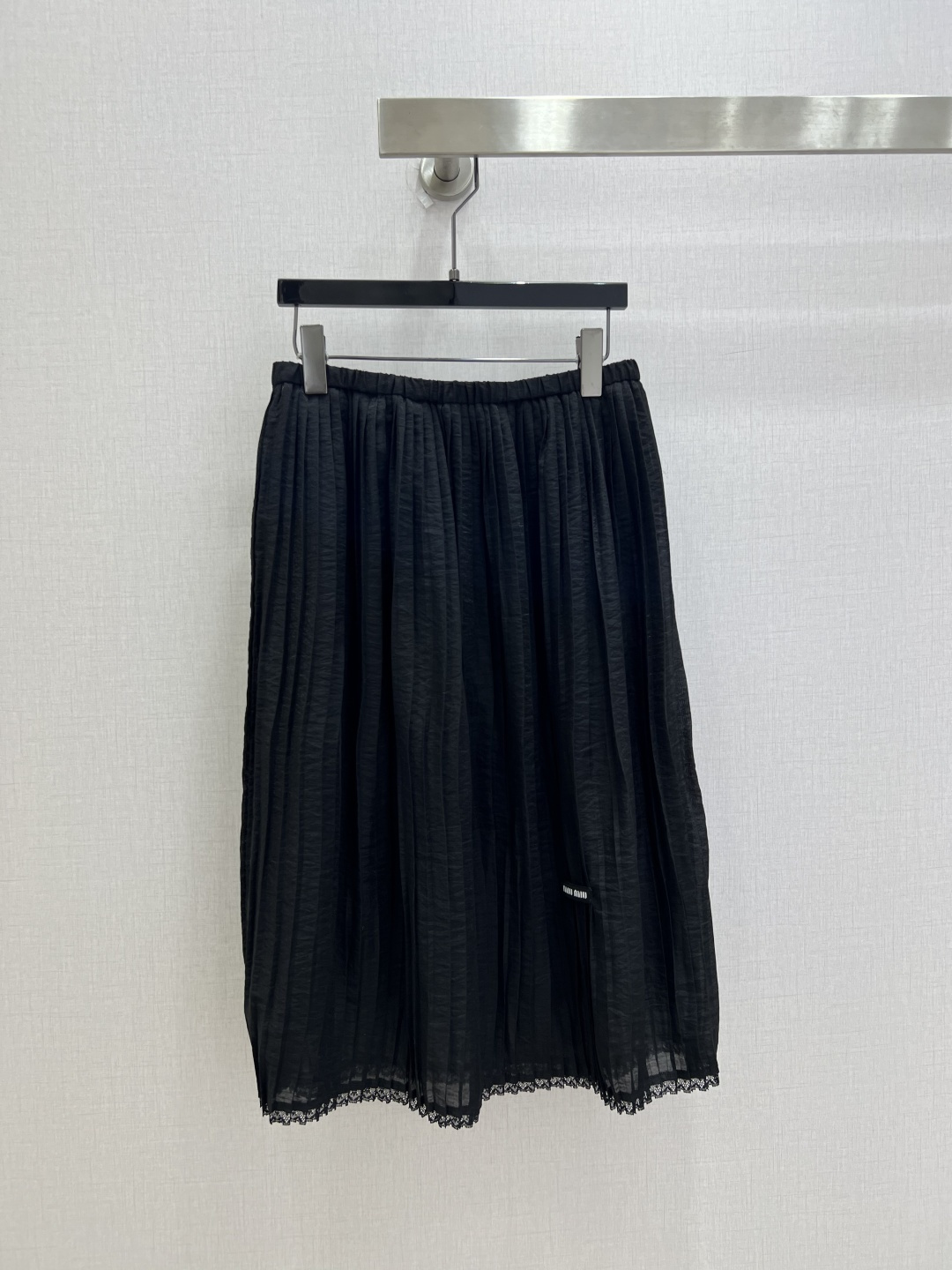 NO:902117,Highly recommended 26 spring and summer new style pleated skirt with letter logo, full of texture, elegant design, OK for daily OL, a fashionable pleated skirt with unique charm, two colors SML code, high quality,,skirts,19860909强烈推荐 26春夏新款 字母标志百褶半裙 质感十足 优雅气质设计 日常OL都OK 一款具有独特魅力的时尚百褶裙 两个色 SML码 高品质,,skirts,,Women's clothing