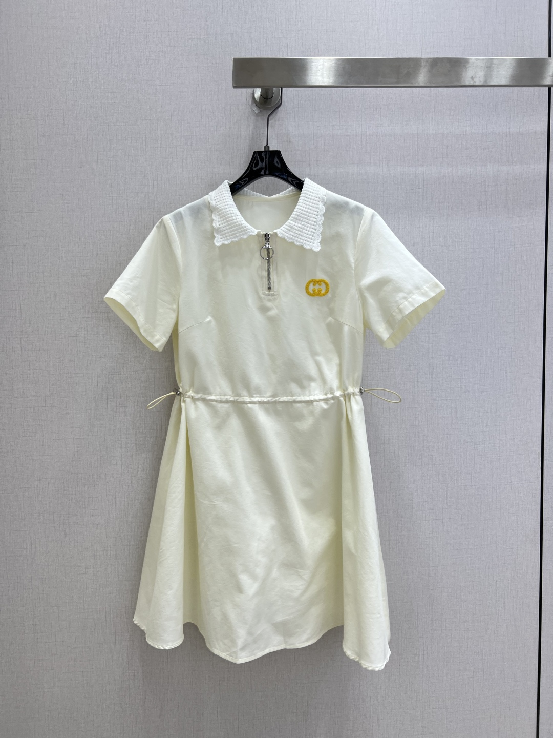 NO:902152,Highly recommended 26 spring and summer new knitted lapel embroidered dress, fashionable, low-key, luxurious and high-end!  The version is versatile and not picky, the original customized technical fabric, the quality of workmanship depends on the details. A must-have for white, rich and beautiful, one color SML code, high quality,,skirts,19860909强烈推荐 26春夏新款 针织翻领绣品连衣裙 时髦低调气质又奢华高级！版型百搭不挑人,原版定制科技面料 做工品质看细节.白富美必入 一个色 SML码 高品质,,skirts,,Women's clothing