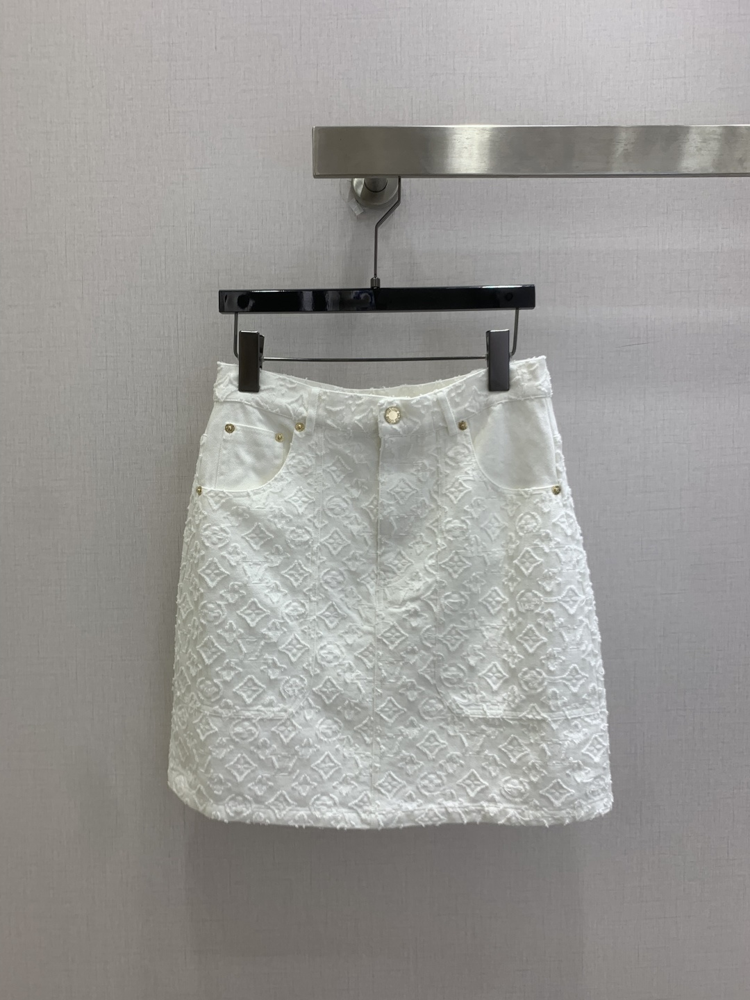 NO:902137,Highly recommended 26 spring and summer new style jacquard denim skirt, high-waisted straight fit, three-dimensional jacquard with high-end soft light, perfect leg modification, no choice about body shape or occasion, gentle and big-name sophistication, one color, SML code, high quality,,skirts,19860909强烈推荐 26春夏新款 提花牛仔半裙 高腰直筒版型剪裁 立体提花自带高级柔光 修饰腿型一绝 不挑身材不挑场合 温柔又大牌的精致感 一个色 SML码 高品质,,skirts,,Women's clothing