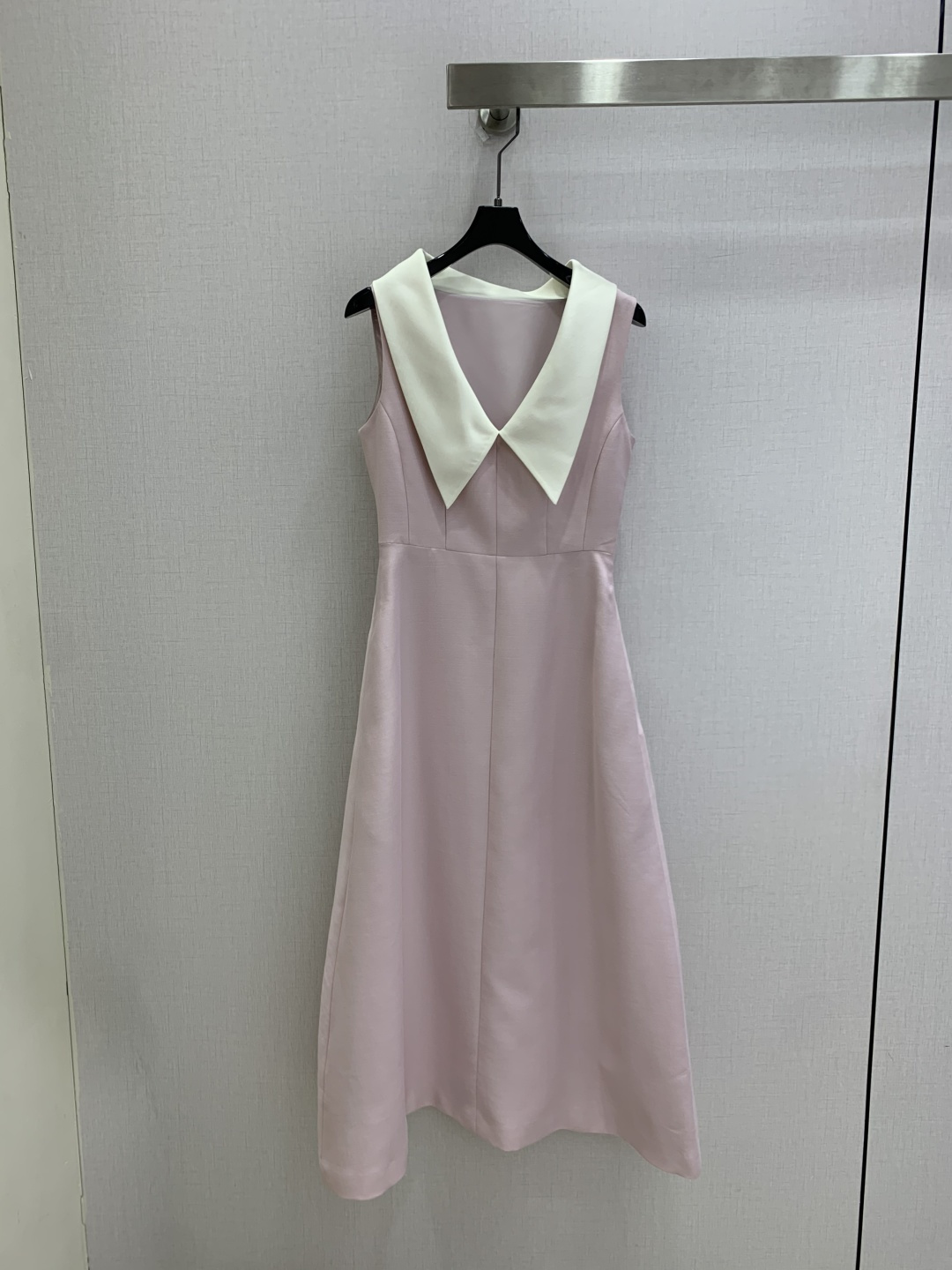 NO:907451,Highly recommended 26 spring and summer new style, contrasting large lapel sleeveless dress, classic V-neck white edge design, full of elegant retro temperament!  15 wool blended fabric, with both drape and muscle. The skirt is flexible and elegant, with a high waist and an A-line skirt, which makes you look slimmer and flatters your body proportions. The low-saturated cherry blossom powder is gentle and white, and can be easily controlled by yellow skin. Whether it is a date, afternoon tea or formal occasion, you can easily create a delicate and feminine look. It is a must-have temperament item in your wardrobe!  Two colors SML code high quality l,,skirts,19860909强烈推荐 26春夏新款 撞色大翻领无袖连衣裙 经典V领白边设计,优雅复古气质满分！15羊毛混纺面料,垂坠感和筋骨兼具,裙摆灵动飘逸高收腰+A字裙摆,显瘦又修饰身材比例,低饱和樱花粉温柔显白,黄皮也能轻松驾驭.无论约会、下午茶还是正式场合,都能轻松打造精致女人味,是衣橱必备的气质单品！两个色 SML码 高品质l,,skirts,,Women's clothing