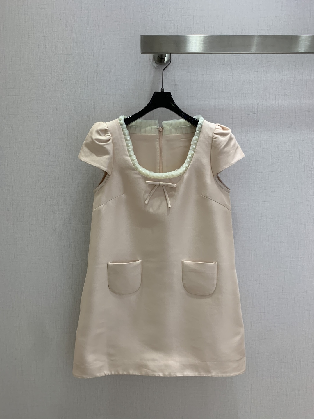 NO:925049,Highly recommended 26 spring and summer new pearl lace collar dress, square neck with pearl edge + bow, full of French retro atmosphere!  The puff sleeves modify the arms, the A-line skirt + symmetrical pockets, it is playful and practical. The fabric is crisp and makes you look super elegant in spring and summer. It can be easily used for dates, afternoon tea, and commuting, and you will get the elegant style of a wealthy woman!  Two colors SML code high quality,skirts,19860909强烈推荐 26春夏新款 珍珠花边领连衣裙 方领配珍珠边+蝴蝶结,法式复古氛围感拉满！泡泡袖修饰手臂,A字裙摆+对称口袋,俏皮又实用.面料挺括,春夏穿超显气质,约会、下午茶、通勤都能轻松驾驭,优雅千金风get！两个色 SML码 高品质,,skirts,,Women's clothing