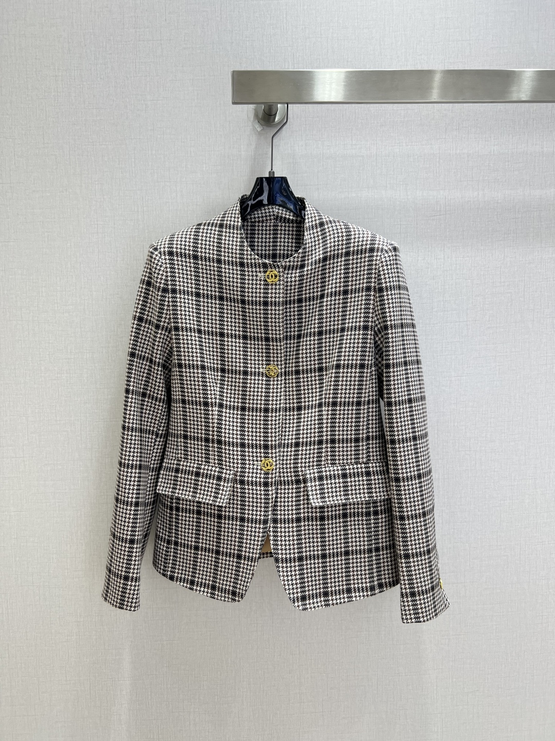 NO:899572,Highly recommended for spring and summer 26, plaid round neck jacket, classic brown toned houndstooth jacket, soft and waxy fabric with crisp texture, stand-up collar design neatly modifies the neck line, and makes the face look more energetic. Iconic double C gold buttons are the highlight of the body. The luster is delicate and noble. The cuffs hide gold buckle details of the same series. Practical pockets on both sides take into account both appearance and practicality. The neat short version optimizes the body proportions. The waistline is raised to show the length of the legs.  It is smart and decent to wear with suit pants for commuting. It is gentle and intellectual when paired with a skirt. It is easy to create a ladylike atmosphere. One color SML code. High quality, skirts, jackets & coats, business suit,19860909强烈推荐 26春夏新款 格纹圆领外套 经典棕调千鸟格外套 软糯面料兼具挺括质感 立领设计利落修饰脖颈线条 不挑脸型更显精神 标志性双C金色纽扣点睛衣身 光泽细腻贵气十足 袖口暗藏同系列金扣细节 双侧实用口袋兼顾颜值与实用性 利落短版型优化身材比例 拉高腰线显腿长 通勤搭配西装裤干练得体 配半裙温柔知性 轻松拿捏大小姐氛围感 一个色 SML码 高品质,,skirts,jackets & coats,business suit,,Women's clothing