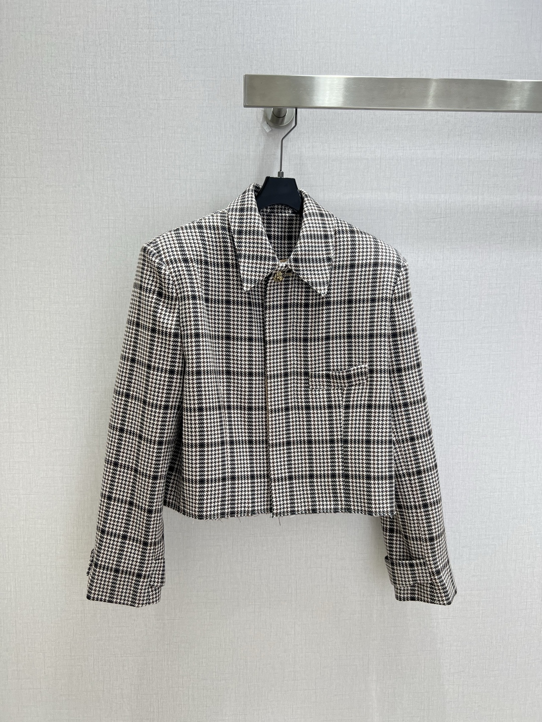 NO:899588,Highly recommended for spring and summer 26. Short coat with plaid lapels. Classic houndstooth colliding with neat lapels. Small style suit jacket with retro British accent. Perfect fusion of elegance and sophistication of small style. The brown and white intertwined plaid pattern is calm and durable. The textured woolen fabric is thick and stiff. The upper body has a sense of contour, which easily modifies the figure. The metal texture brand buttons are exquisite and eye-catching. Every detail shows the advanced short version to raise the waistline and optimize the body proportions.  Small people can also wear long legs. The lapel design modifies the neck line. The long sleeves are neat and versatile. The cuffs have exquisite details. They are both beautiful and practical. The retro plaid will never go out of style. One color SML code. High quality, jackets & coats, business suit,19860909强烈推荐 26春夏新款 格纹翻领短外套 经典千鸟格碰撞利落翻领小香风西装外套 自带复古英伦腔调 把小香风的优雅与干练完美融合 棕白交织格纹沉稳耐看 肌理感毛呢面料厚实挺括 上身自带轮廓感 轻松修饰身形 金属质感品牌纽扣精致亮眼 细节处处彰显高级做短款版型拉高腰线 优化身材比例 小个子也能穿出优越长腿 翻领设计修饰脖颈线条 长袖利落百搭 袖口细节考究 兼具美观与实用性 复古格纹永不过时 一个色 SML码 高品质,,jackets & coats,business suit,,Women's clothing