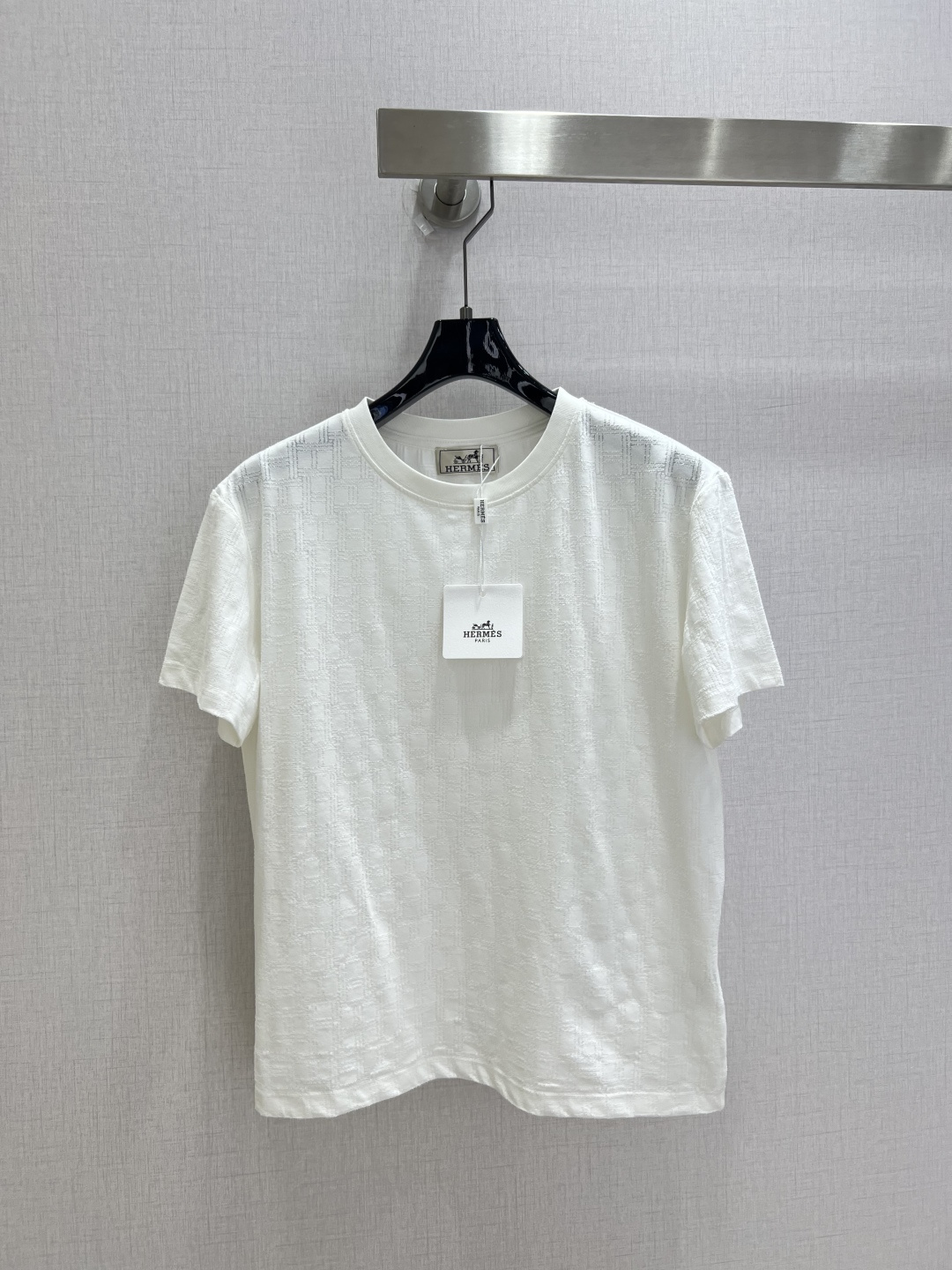 NO:899621,Highly recommended 26 spring and summer new style short-sleeved T-shirt with square burnt pattern, high-end fabrics, versatile version, the touch of the upper body will be comfortable for everyone who wears it!  The classic colors are elegant and high-end, a must-have for daily wear!  One color SML code high quality, T-shirt, tees, t-shirt,19860909强烈推荐 26春夏新款 方块烧花图案短袖T恤,高订面料,百搭版型,上身的触感谁穿谁知道的舒服！ 经典颜色都是气质又高级,日常穿搭必备！一个色 SML码 高品质,,T-shirt,tees，t-shirt,,Women's clothing