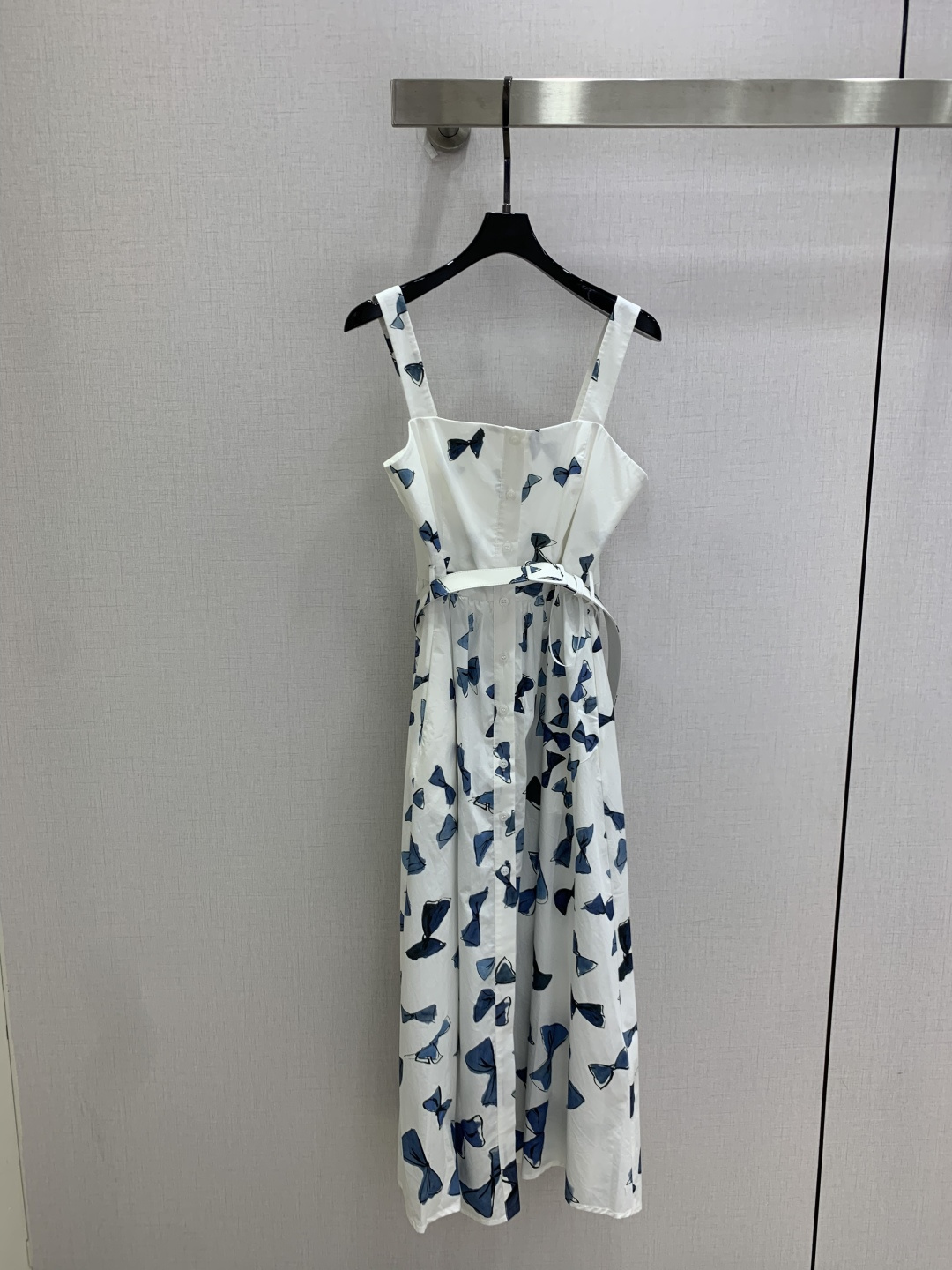 NO:899609,Highly recommended 26 spring and summer new blue butterfly print belt suspender dress, pure cotton, light and breathable, super comfortable to wear in summer!  White base with ink blue bow, French romantic atmosphere, full square neck, wide suspenders + front buttons, attached with fabric belt, waist slimming and figure-flattering. High-waisted skirt + front slit, elegant and smart, can be worn on vacation and everyday. Paired with small handbags and exquisite accessories, you can easily get a high-end look!  One color SML code high quality,,skirts,19860909强烈推荐 26春夏新款 蓝蝴蝶印花腰带吊带连衣裙 纯棉,轻盈透气,夏天穿超舒服！白色底配水墨蓝蝴蝶结,法式浪漫氛围感拉满方领宽吊带+前襟排扣,附同面料腰带,收腰显身材.高腰大摆裙身+前开叉,飘逸灵动,度假日常都能穿.搭配小巧手袋和精致配饰,轻松get高级感穿搭！一个色 SML码 高品质,,skirts,,Women's clothing