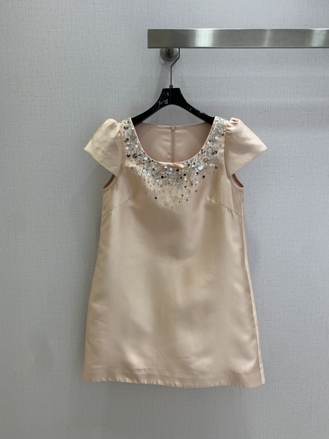 NO:901073,Highly recommended 26 spring and summer new beaded sequin dress, hand-beaded + rhinestones on the neckline, full of starlight!  Puff sleeves + A-line version, French romance and slimming, super friendly to the figure ~ The fabric is smooth and breathable, and it is also very comfortable to wear in summer. It can be easily used for dating, commuting, and light luxury occasions. Pair it with simple accessories or small bags to add a sense of sophistication!  One color SML code high quality,,skirts,19860909强烈推荐 26春夏新款 钉珠亮片连衣裙,领口手工钉珠+水钻,星光感满满！泡泡袖+A字版型,法式浪漫又显瘦,对身材超友好～面料柔滑透气,夏天穿也很舒服.约会、通勤、轻奢场合都能轻松驾驭,搭配简约配饰或小包,精致感直接拉满！一个色 SML码 高品质,,skirts,,Women's clothing