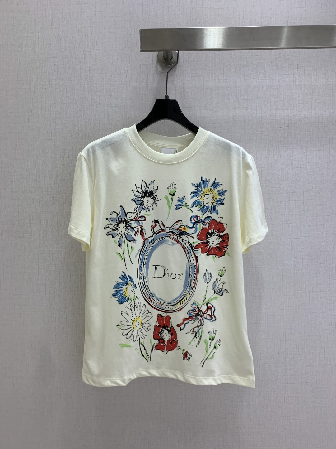 NO:900933,Highly recommended 26 spring and summer new hand-painted printed short-sleeved T-shirt, made of soft cotton fabric, super comfortable to wear!  The front is a hand-painted flower + oval badge, full of artistic sense, and the highly recognizable round neck design is simple and versatile, and can be easily worn in daily casual wear. It looks great with jeans or skirts ~ Wear it in spring and summer, it is fresh and elegant, and you can easily create a fashionable look!  One color SML code high quality,,skirts,jeans,T-shirt,tees,t-shirt,19860909强烈推荐 26春夏新款 手绘印花短袖T恤,选用柔软纯棉面料,穿着超舒适！正面是手绘风花卉+椭圆徽章,艺术感满满,辨识度超高圆领设计简约百搭,日常休闲都能轻松驾驭,无论配牛仔裤还是半裙都很出彩～春夏季节穿它,清新又有气质,轻松打造时髦look！一个色 SML码 高品质,,skirts,jeans,T-shirt,tees，t-shirt,,Women's clothing
