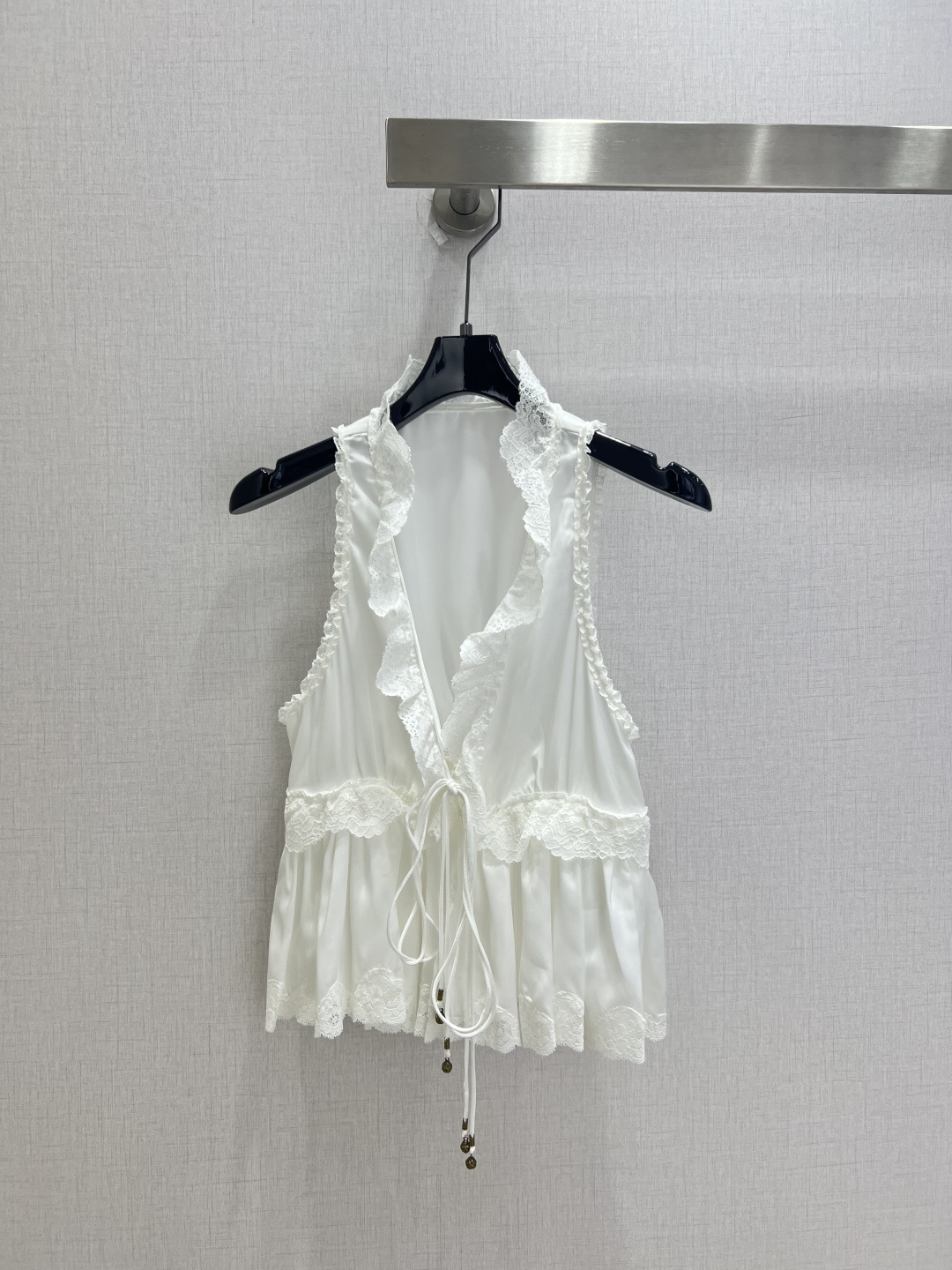 NO:903589,Highly recommended 26 spring and summer new lace strap sleeveless top. The texture is smooth and shiny, full of French retro style. V-neck + lace design, lace embellishment, ruffled hem super layered, gentle and delicate, can be easily worn for commuting, dating, and vacation. It goes well with jeans or skirts. It is a versatile item!  One color SML code high quality,skirts,jeans,19860909强烈推荐 26春夏新款 蕾丝绑带花边无袖上衣 质地柔滑有光泽,法式复古风满满.V领+系带设计,蕾丝花边点缀,荷叶边下摆超有层次感,温柔又精致通勤、约会、度假都能轻松驾驭,搭配牛仔裤或半裙都很出彩,是百搭气质单品！一个色 SML码 高品质,,skirts,jeans,,Women's clothing