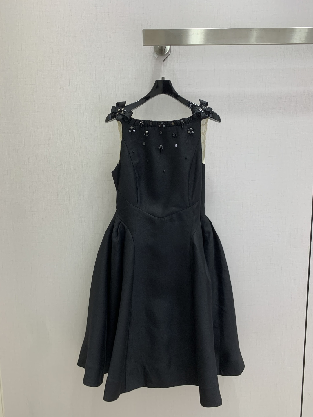 NO:906790,Highly recommended 26 spring and summer new style beaded and lace sleeveless dress, bow beaded dress, black sleeveless + waist-cinching umbrella hem, Hepburn style full of elegance, shoulder bow + chest beads, ultra-exquisite details, stiff fabric makes the skirt more stylish, suitable for dinners, parties and other formal occasions, light luxury positioning, paired with pearl accessories or high heels, retro nobility directly fills a color SML code High quality, high heels, skirts,19860909强烈推荐 26春夏新款 钉珠拼蕾丝无袖连衣裙 蝴蝶结珠饰连衣裙,黑色无袖+收腰伞摆,赫本风优雅气质满分肩部蝴蝶结+胸前珠饰,细节超精致,硬挺面料让裙摆更有型,适合晚宴、派对等正式场合,轻奢定位,搭配珍珠配饰或高跟鞋,复古贵气感直接拉满一个色 SML码 高品质,,high heels,skirts,,Women's clothing