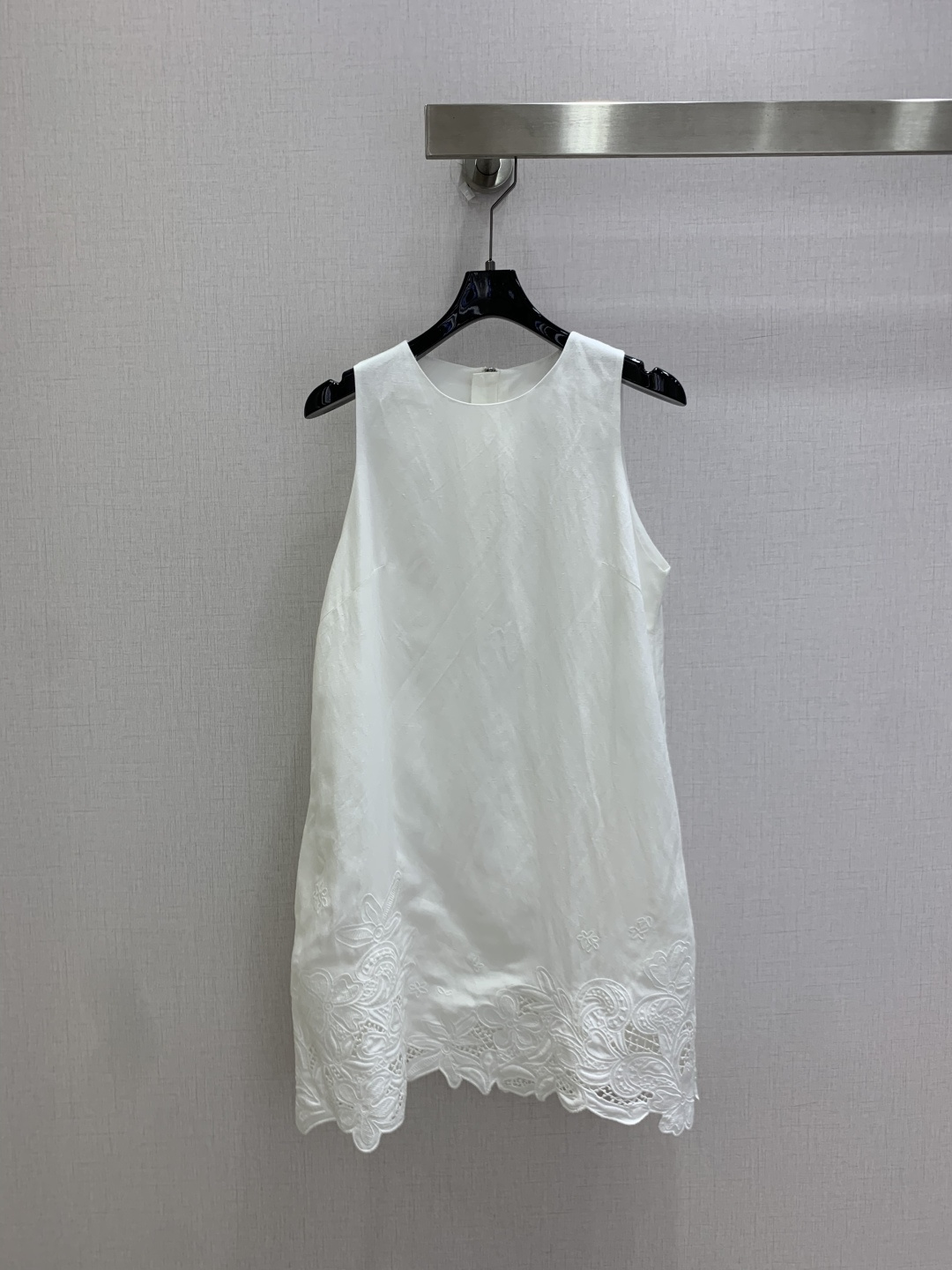 NO:907492,Highly recommended 26 spring and summer new embroidered linen wireless dress, light and breathable, super comfortable to wear in summer!  Sleeveless vest + A-line loose fit, super exquisite hollow embroidery on the skirt, elegant, romantic, fresh and versatile white color, easy to wear for commuting, vacation, and daily life. It is easy to put on and take off, the skirt is full of details, practical and beautiful, it is a must-have high-quality item in spring and summer!  One color SML code high quality,,skirts,19860909强烈推荐 26春夏新款 刺绣亚麻无线连衣裙,轻薄透气,夏天穿超舒服！无袖背心+A字宽松版型,裙摆镂空刺绣超精致,优雅又浪漫白色清新百搭,通勤、度假、日常都能轻松驾驭.穿脱方便,裙摆细节感满满,实用又美观,是春夏必入的高品质单品！一个色 SML码 高品质,,skirts,,Women's clothing