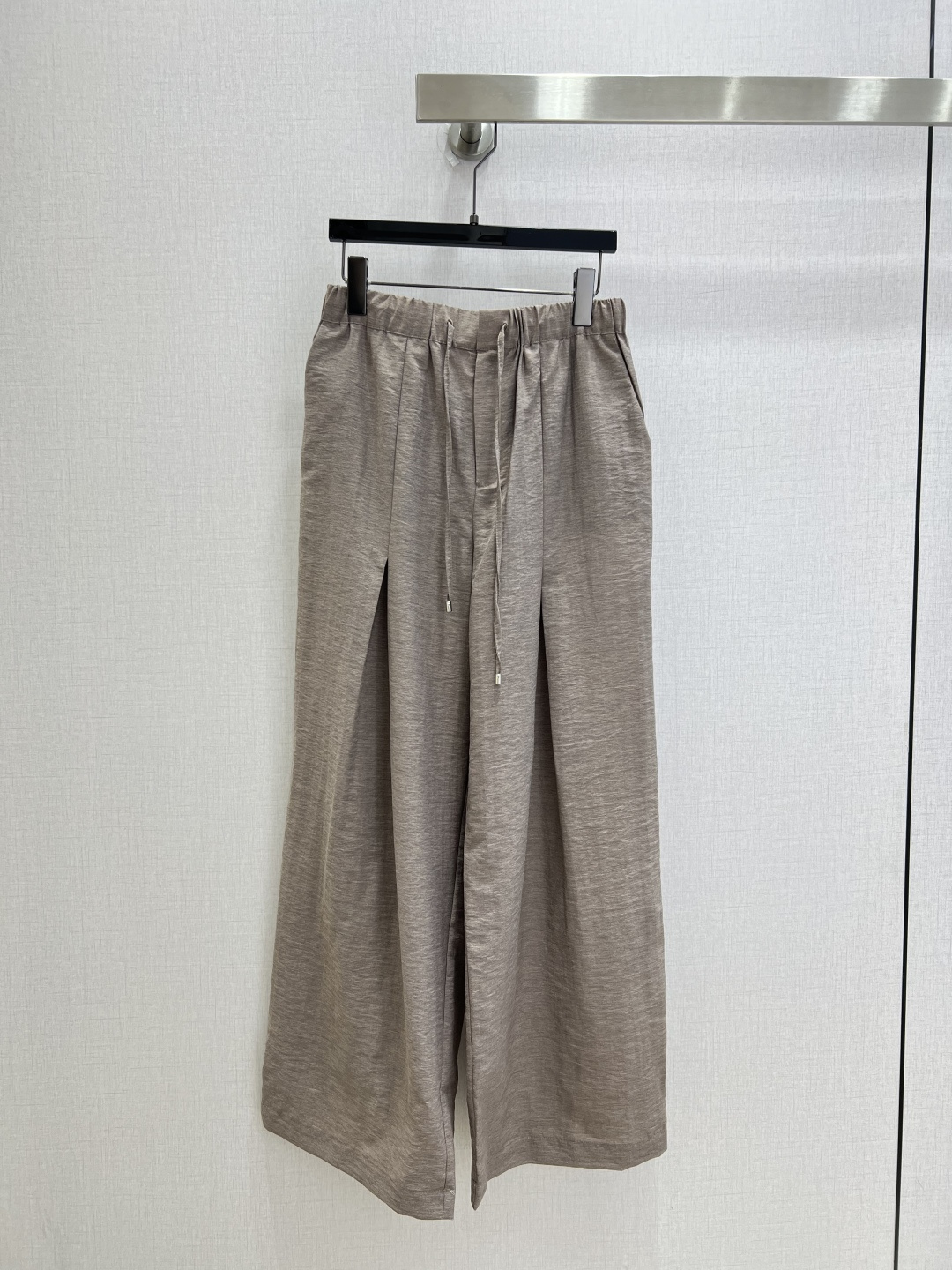 NO:908426,Highly recommended 26 spring and summer new styles. Lapel long-sleeved shirts and drawstring wide-leg trousers. Separate batches. Old-money style texture suit. Smooth satin with delicate soft light. Low-saturated nude pink and cool light gray both show great temperament. Loose lapel shirt paired with drapey wide-leg pants does not flatter your body shape. It is lazy and hides the flesh. You can wear it directly at home and out. Delicate fabrics are soft and soft, breathable and not stuffy. Simple small logo, low-key and noble design.  Two outfits worn by girlfriends give a full atmosphere. They are relaxed and refined. They don’t have to dress up deliberately but they still have a wealthy atmosphere, which is gentle and high-end. Two colors. SML code, shirts,19860909强烈推荐 26春夏新款 翻领长袖衬衫抽绳阔腿长裤 分开批 老钱风质感套装 柔滑缎面自带细腻柔光 低饱和裸粉、清冷浅灰两色都巨显气质 宽松翻领衬衫搭配垂感阔腿裤不挑身形 慵懒藏肉 居家外出都能直接穿 细腻面料贴肤软糯 透气不闷 简约小logo低调显贵设计 闺蜜两套搭着穿氛围感拉满 松弛又精致 不用刻意打扮也自带千金氛围感温柔又高级 两个色 SML码,,shirts,,Women's clothing