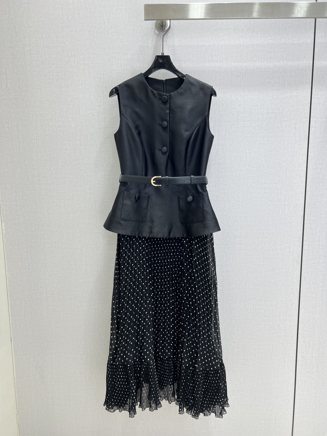 NO:909824,Highly recommended 26 spring and summer new products. Fake two-piece belted polka-dot dress. Liu Shishi's same fake two-piece polka-dot skirt. Upper body suit vest + lower body polka-dot mesh pleated skirt. Sophisticated and elegant. Super comfortable to wear in summer. Black base with white polka dots. Retro slimming waist band to modify the waistline. The skirt is elegant and flexible. You can easily control one color for commuting and dinner. SML code. High quality, skirts, business suit,19860909强烈推荐 26春夏新品 假两件腰带波点连衣裙 刘诗诗同款假两件波点裙 上身西装马甲+下身波点网纱百褶裙 干练优雅兼具 夏天穿超舒服 黑色底配白色波点 复古显瘦收腰绑带修饰腰线 裙摆飘逸灵动 通勤 晚宴都能轻松驾驭一个色 SML码 高品质,,skirts,business suit,,Women's clothing