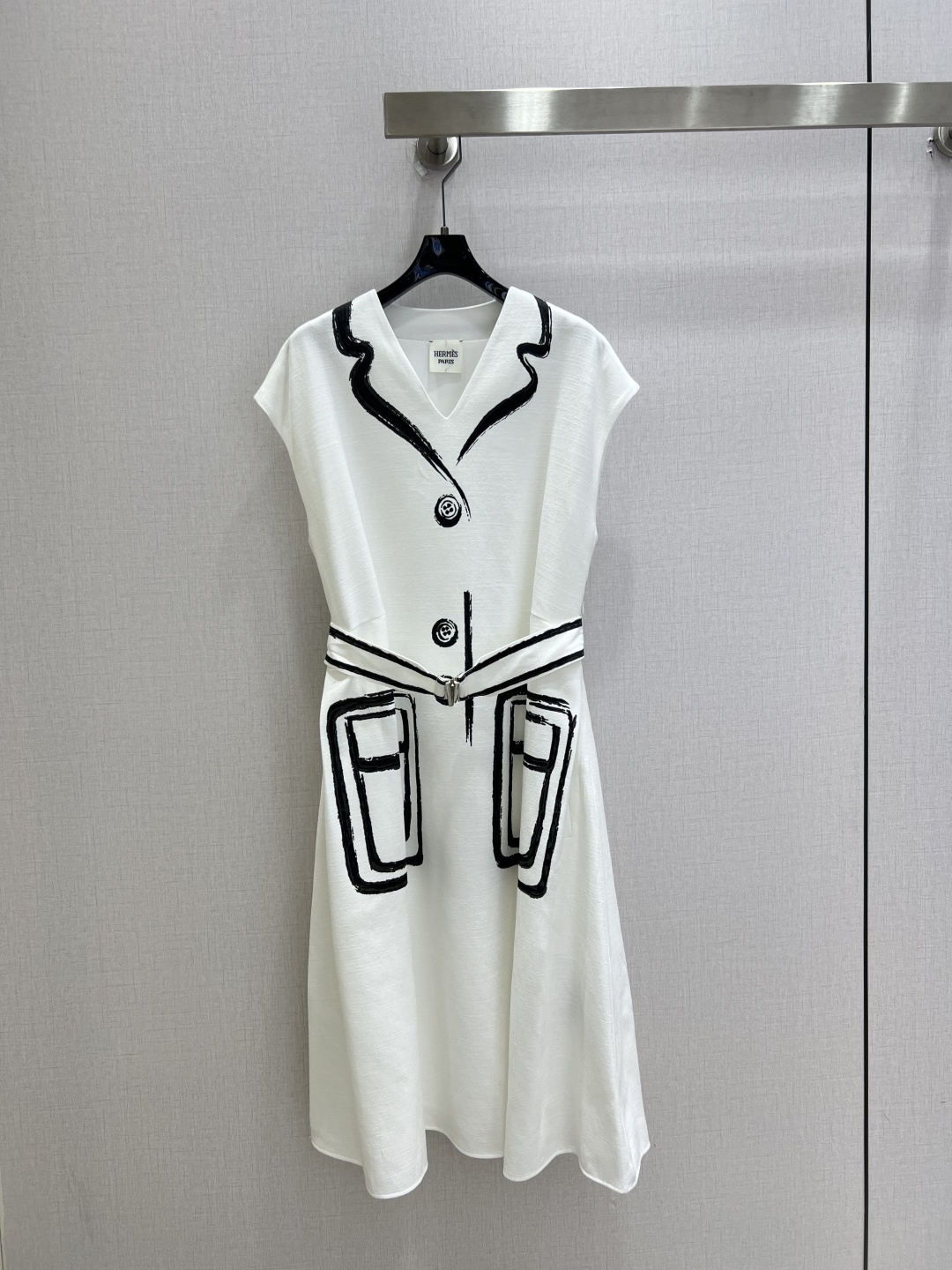 NO:911237,Highly recommended 26 spring and summer new color matching belt sleeveless dress. Light and breathable, super comfortable to wear in summer!  Black hand-painted lines outline the pockets and neckline, which is full of art and highly recognizable. The tailoring is simple and elegant, and the metal buckle at the waist is adjustable, which modifies the body shape and enhances the sense of sophistication. It is a limited edition and has high collection value. It can be easily controlled in daily life or special occasions, and has both temperament and comfort!  One color SML code high quality,,skirts,19860909强烈推荐 26春夏新款 拼色腰带无袖连衣裙 轻盈透气,夏天穿超舒服！黑色手绘线条勾勒口袋和领口,艺术感满满,辨识度超高 剪裁简约优雅,腰部金属扣带可调节,修饰身形又提升精致感.限量复刻,收藏价值拉满,日常或特殊场合都能轻松驾驭,气质与舒适兼得！一个色 SML码 高品质,,skirts,,Women's clothing