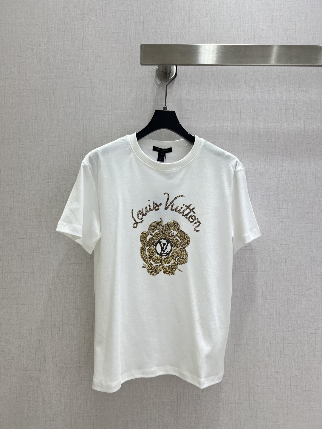 NO:911251,Highly recommended 26 spring and summer new style woven floral letter long short-sleeved T-shirt. Delicate texture, comfortable and breathable, regular short-sleeved cut, highlighting the brand style. Made of 100% cotton material, slightly stretchy, showing a slimming visual effect. The artistic style is rich in layers, fashionable and casual, and it is stylish when worn alone. One color SML code, high quality, T-shirt, tees, t-shirt,19860909强烈推荐 26春夏新款 编织花朵字母长款短袖T恤 质感细腻,舒适透气,常规短袖裁剪,凸显品牌格调,采用全棉材质,略带有弹力,呈现显瘦视觉效果,艺术风格层次丰富,时髦休闲,单穿内搭都出彩时髦.一个色 SML码 高品质,,T-shirt,tees，t-shirt,,Women's clothing