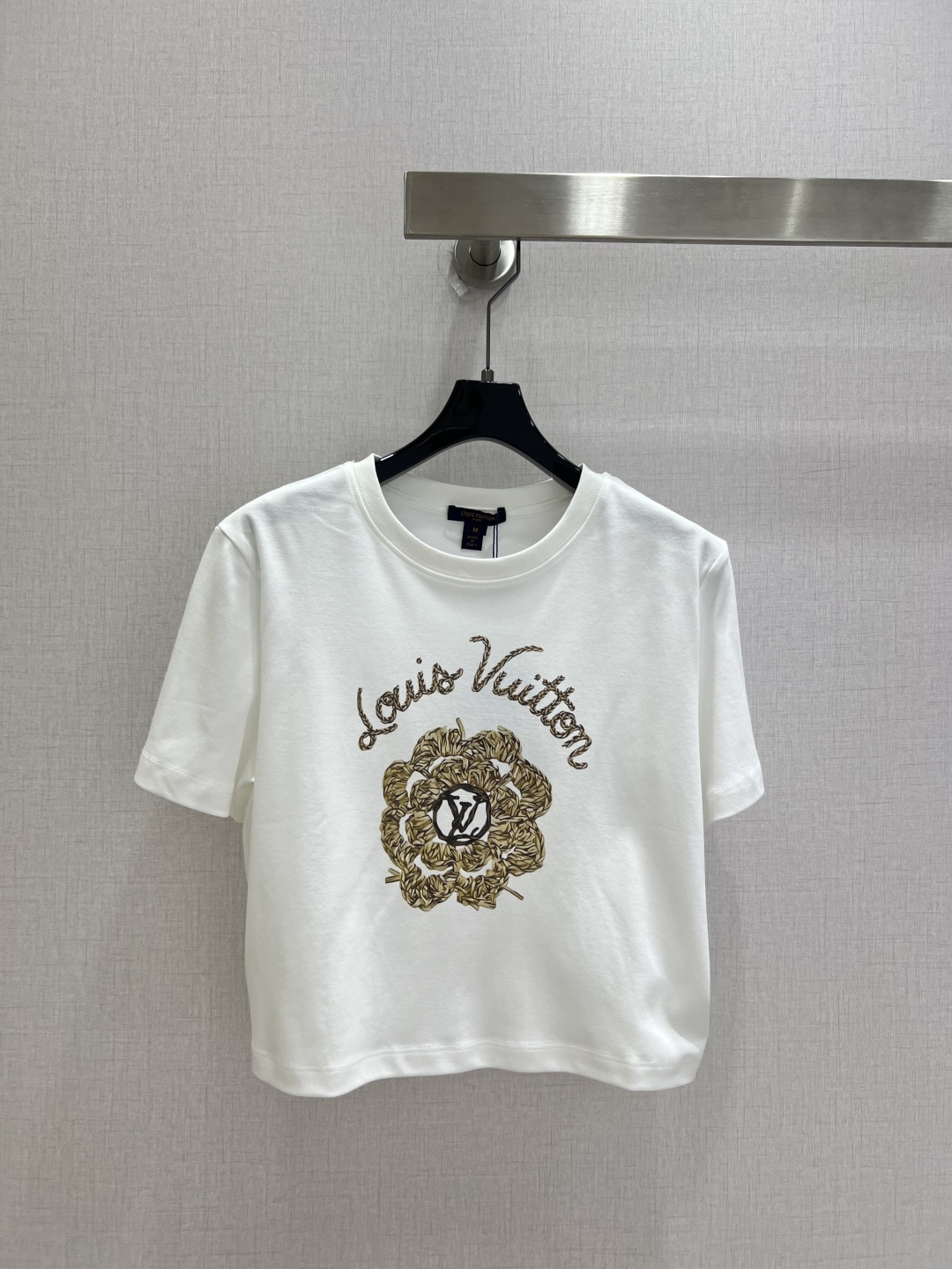 NO:911247,Highly recommended 26 spring and summer new style short-sleeved T-shirt with woven floral letters. It has a delicate texture, comfortable and breathable, regular short-sleeved cutting, highlighting the brand style. Made of 100% cotton material, slightly stretchy, showing a slimming visual effect. The artistic style is rich in layers, fashionable and casual, and it is stylish when worn alone. One color SML code, high quality, T-shirt, tees, t-shirt,19860909强烈推荐 26春夏新款 编织花朵字母短款短袖T恤 质感细腻,舒适透气,常规短袖裁剪,凸显品牌格调,采用全棉材质,略带有弹力,呈现显瘦视觉效果,艺术风格层次丰富,时髦休闲,单穿内搭都出彩时髦.一个色 SML码 高品质,,T-shirt,tees，t-shirt,,Women's clothing
