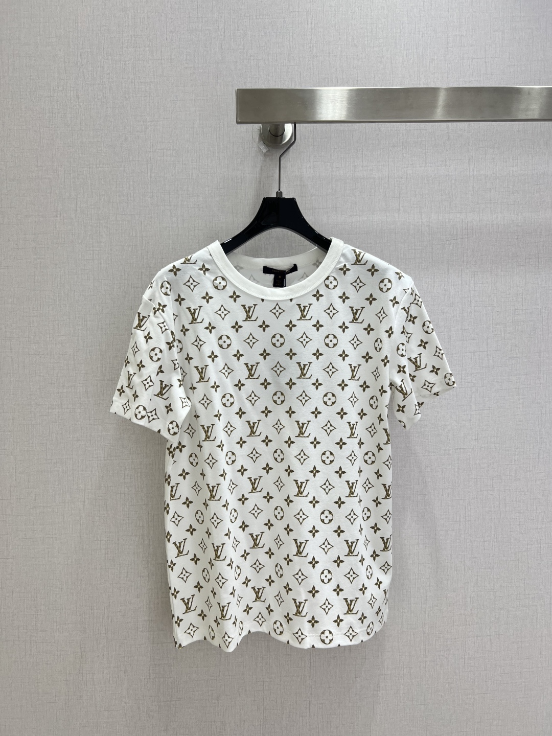 NO:911152,Highly recommended 26 spring and summer new style short-sleeved T-shirt with presbyopic pattern. Delicate texture, comfortable and breathable, regular short-sleeved cut, highlighting the brand style. Made of 100% cotton material, slightly stretchy, showing a slimming visual effect. The artistic style is rich in layers, fashionable and casual, and can be worn alone or worn inside. One color SML code, high quality, T-shirt, tees, t-shirt,19860909强烈推荐 26春夏新款 老花图案短袖T恤 质感细腻,舒适透气,常规短袖裁剪,凸显品牌格调,采用全棉材质,略带有弹力,呈现显瘦视觉效果,艺术风格层次丰富,时髦休闲,单穿内搭都出彩时髦.一个色 SML码 高品质,,T-shirt,tees，t-shirt,,Women's clothing