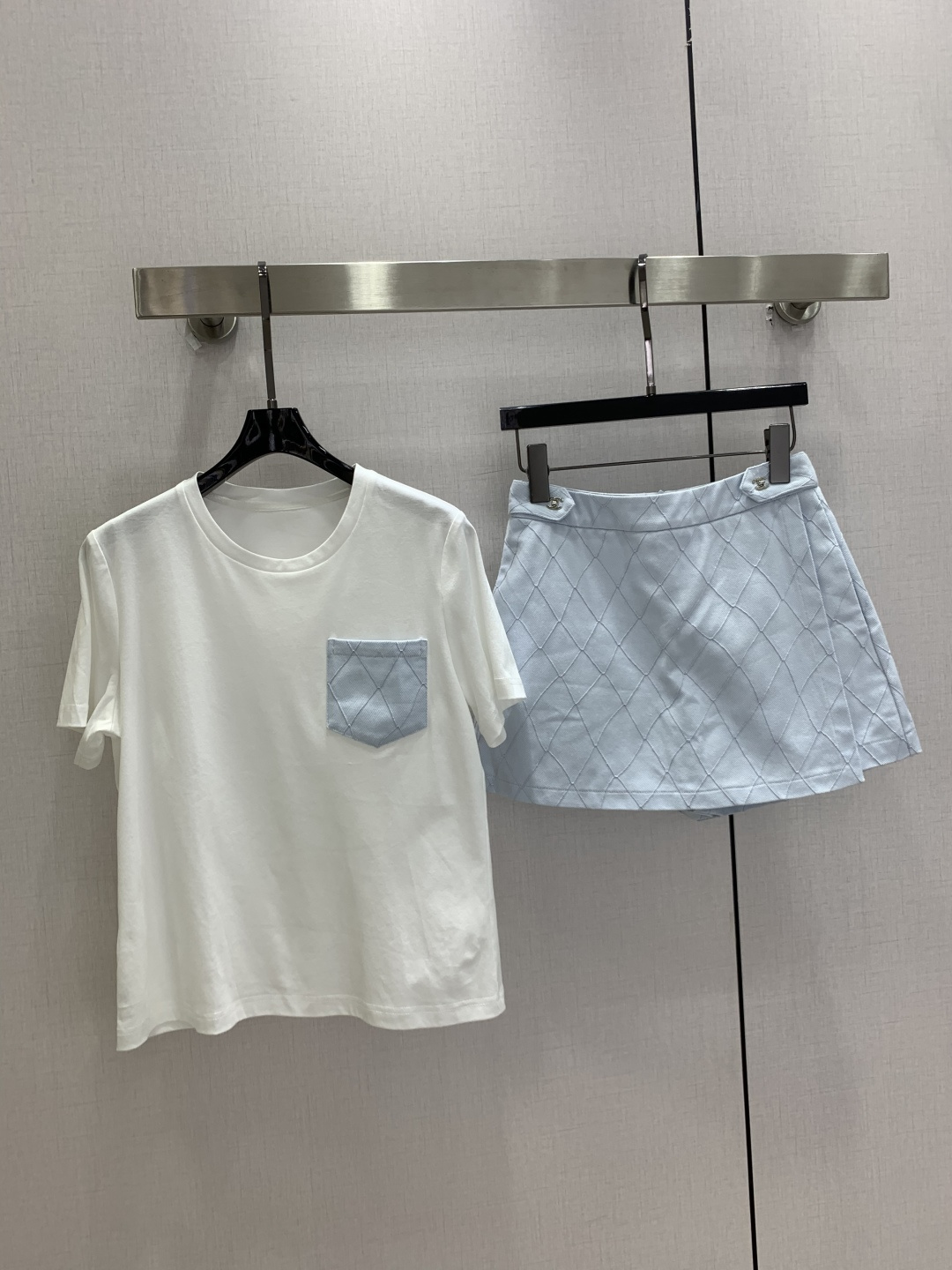 NO:910408,Highly recommended 26 spring and summer new diamond pocket pants and skirt suit, white pocket short-sleeved T-shirt + jeans skirt suit, simple and fresh!  The T-shirt is made of pure cotton, breathable and comfortable. The ribbed denim pockets on the chest are super designed. The pants and skirt are thin and denim, with rhombus pattern + metal buckle. The details are perfect. The skirt has a slight A-line, which makes the legs look slimmer!  It can be easily used for daily commuting and leisure. Paired with sports shoes or sandals, the summer atmosphere will be directly filled. Two colors SML code. High quality, sandals, sneakers, skirts, jeans, T-shirt, tees, t-shirt,19860909强烈推荐 26春夏新款 菱格口袋裤裙套装 白色口袋短袖T恤+牛仔裤裙套装 简约又清新！T恤纯棉材质,透气舒适,胸前棱格牛仔口袋超有设计感裤裙轻薄牛仔,菱格纹+金属扣,细节满分,裙摆微A字,修饰腿型超显瘦！日常通勤、休闲都能轻松驾驭,搭配运动鞋或凉鞋,夏日氛围感直接拉满 两个色 SML码 高品质,,sandals,sneakers,skirts,jeans,T-shirt,tees，t-shirt,,Women's clothing
