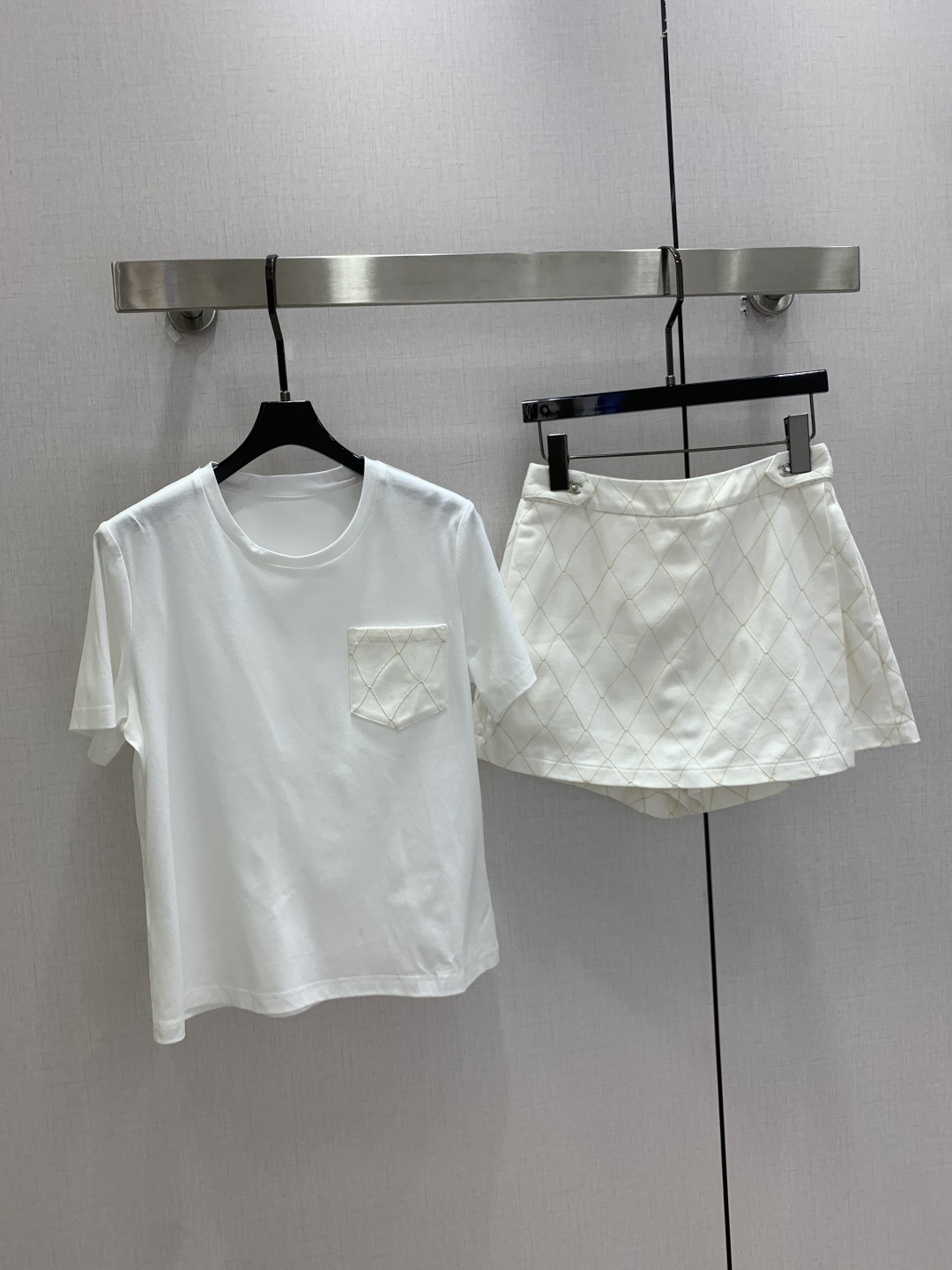 NO:910396,Highly recommended 26 spring and summer new diamond pocket pants and skirt suit, white pocket short-sleeved T-shirt + jeans skirt suit, simple and fresh!  The T-shirt is made of pure cotton, breathable and comfortable. The ribbed denim pockets on the chest are super designed. The pants and skirt are thin and denim, with rhombus pattern + metal buckle. The details are perfect. The skirt has a slight A-line, which makes the legs look slimmer!  It can be easily used for daily commuting and leisure. Paired with sports shoes or sandals, the summer atmosphere will be directly filled. Two colors SML code. High quality, sandals, sneakers, skirts, jeans, T-shirt, tees, t-shirt,19860909强烈推荐 26春夏新款 菱格口袋裤裙套装 白色口袋短袖T恤+牛仔裤裙套装 简约又清新！T恤纯棉材质,透气舒适,胸前棱格牛仔口袋超有设计感裤裙轻薄牛仔,菱格纹+金属扣,细节满分,裙摆微A字,修饰腿型超显瘦！日常通勤、休闲都能轻松驾驭,搭配运动鞋或凉鞋,夏日氛围感直接拉满 两个色 SML码 高品质,,sandals,sneakers,skirts,jeans,T-shirt,tees，t-shirt,,Women's clothing