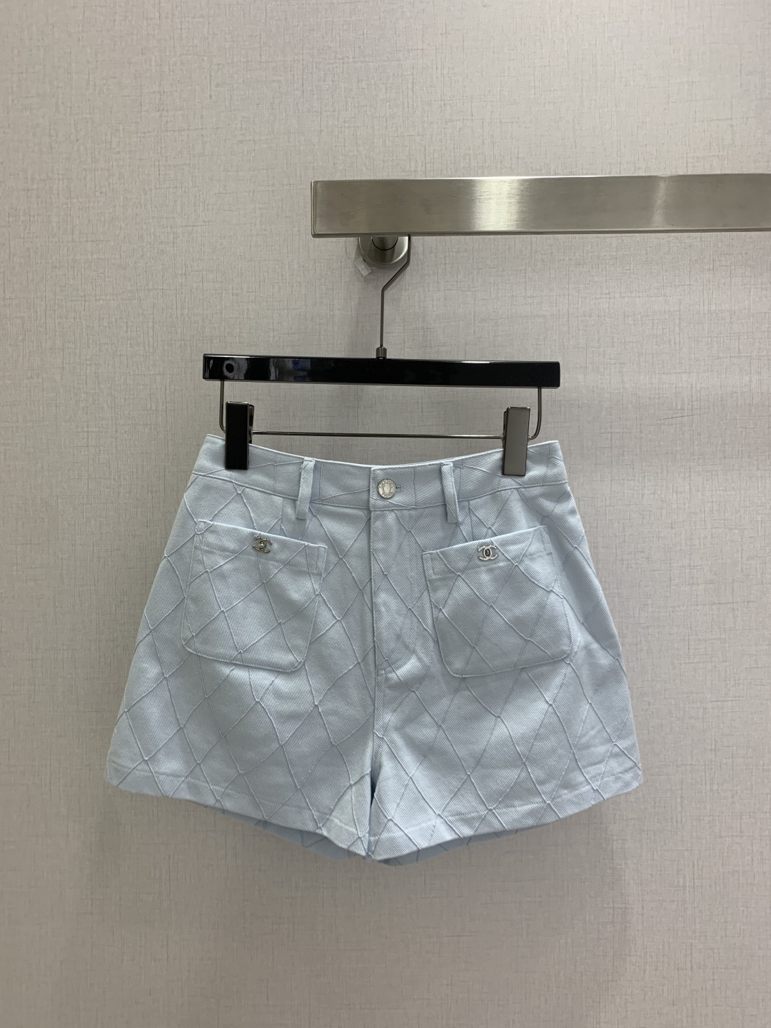 NO:910390,Highly recommended 26 spring and summer new rhombus pocket shorts. Super fashionable and personalized tones, the upper body is cool and sassy. The texture is delicate, the cotton feels natural, the muscles are strong, and super beautiful!  The details and workmanship are super good, new products are in stock, open the box and grab them, two colors SML code, high quality, shorts,19860909强烈推荐 26春夏新款 菱格口袋短裤 超时髦个性色调上身又酷又飒爽 纹理细腻,棉感自然,有筋骨感,超级漂亮！细节做工超级好,新品现货开箱开抢 两个色 SML码 高品质,,shorts,,Women's clothing